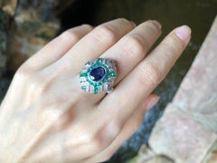 Anillo de zafiro azul con esmeralda y diamantes engastado en oro blanco de 18 quilates