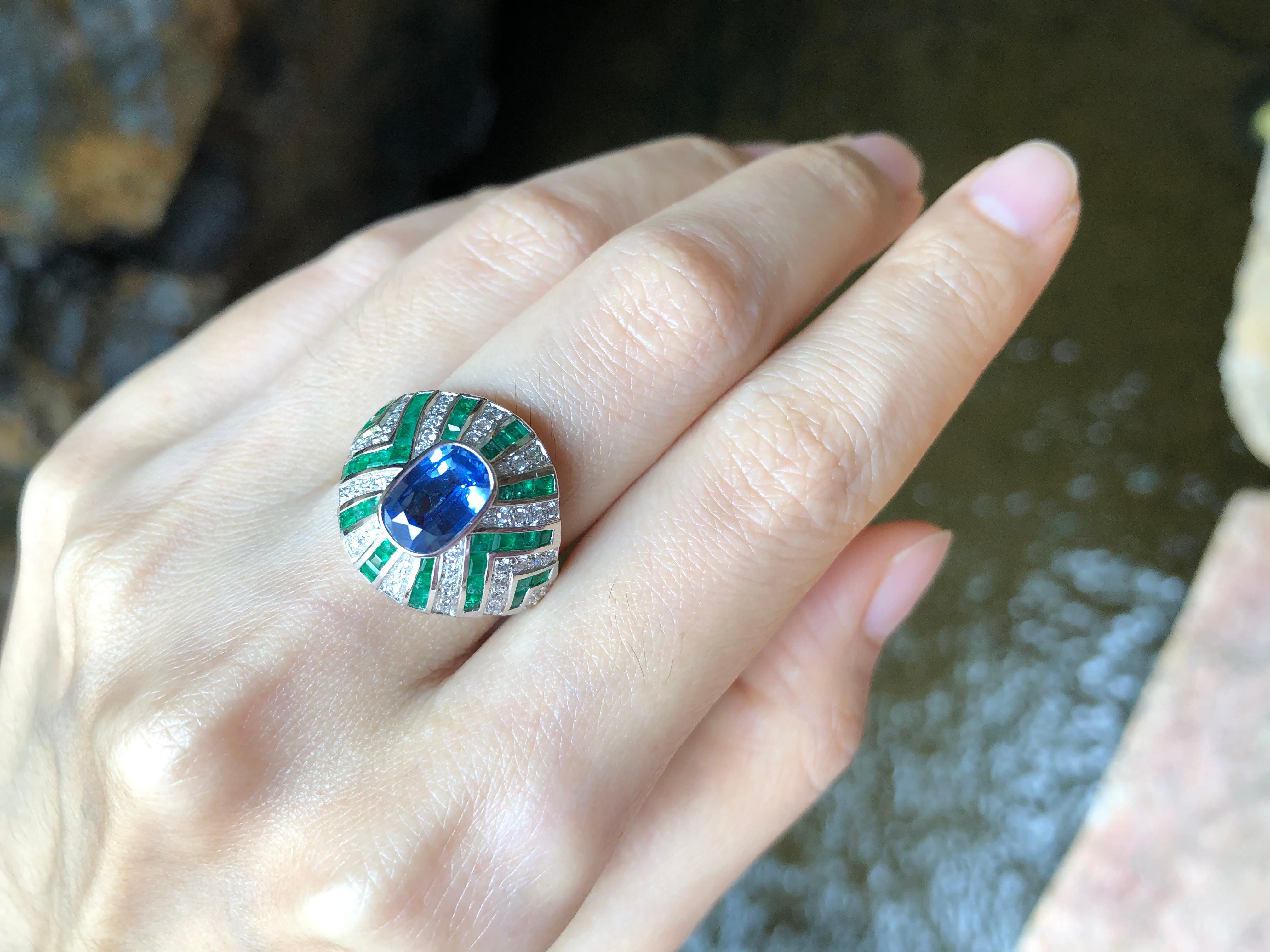 Art Deco Blue Sapphire with Emerald and Diamond Ring Set in 18 Karat White Gold Settings For Sale