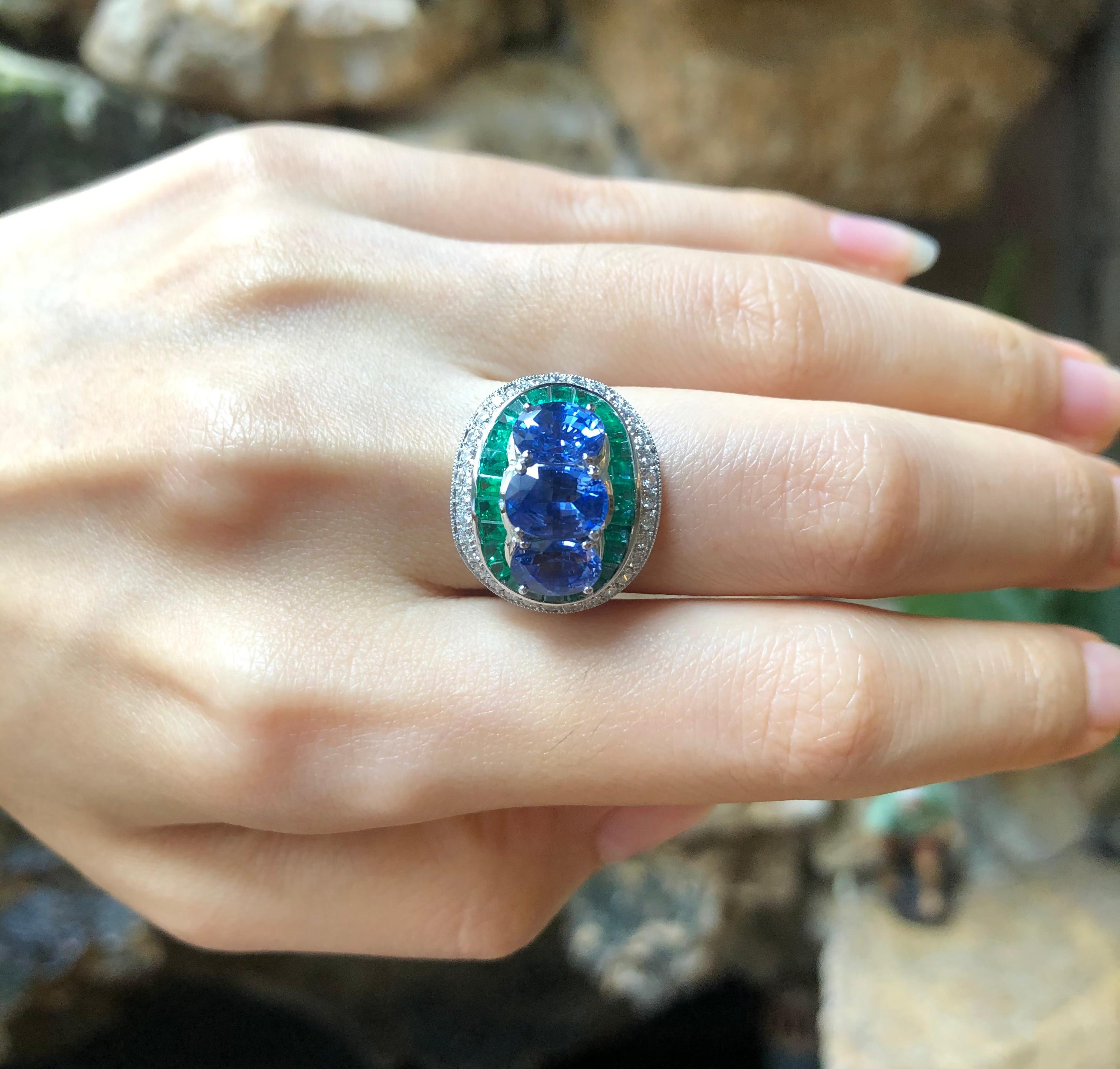 Art Deco Blue Sapphire with Emerald and Diamond Ring Set in 18 Karat White Gold Settings For Sale