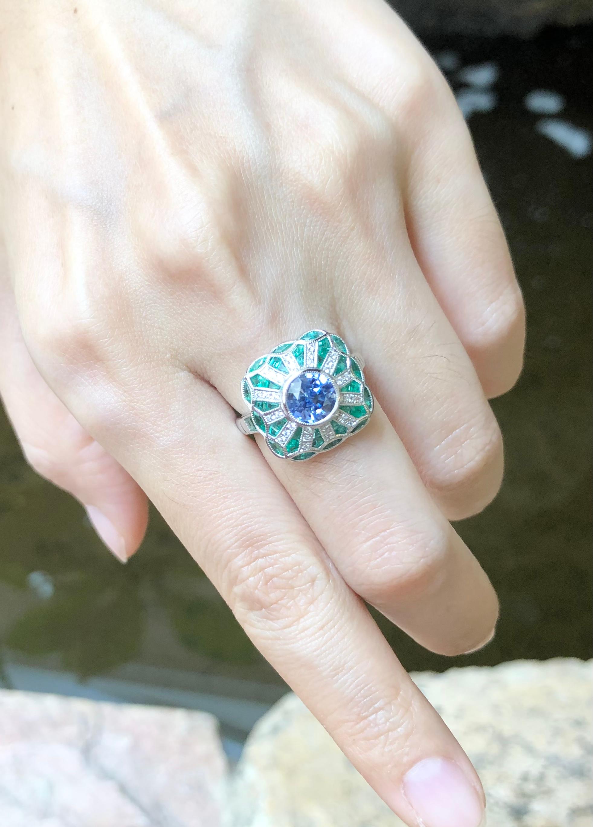 Ring mit blauem blauem Saphir mit Smaragd und Diamant in 18 Karat Weißgoldfassung (Gemischter Schliff) im Angebot