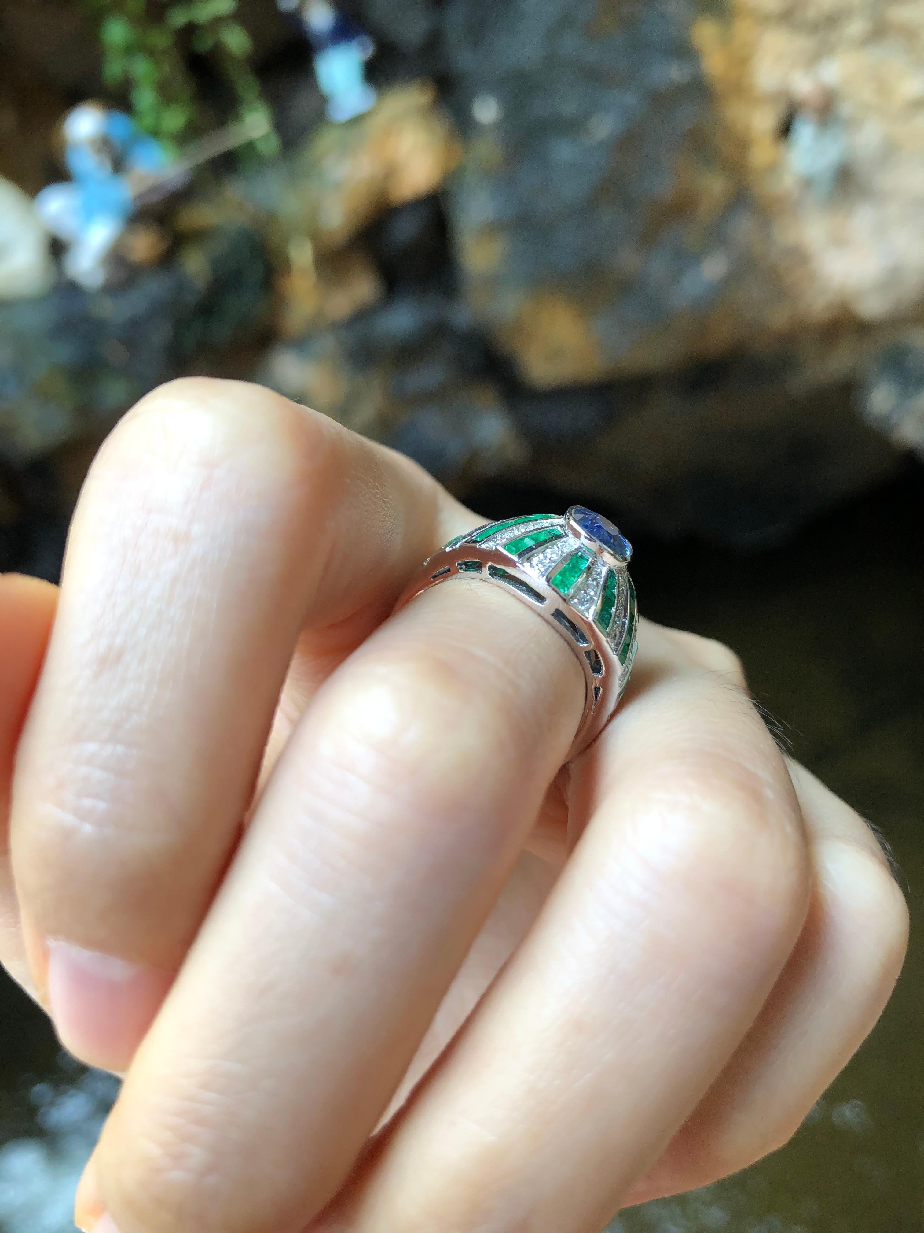 Blue Sapphire with Emerald and Diamond Ring Set in 18 Karat White Gold Settings In New Condition For Sale In Bangkok, TH