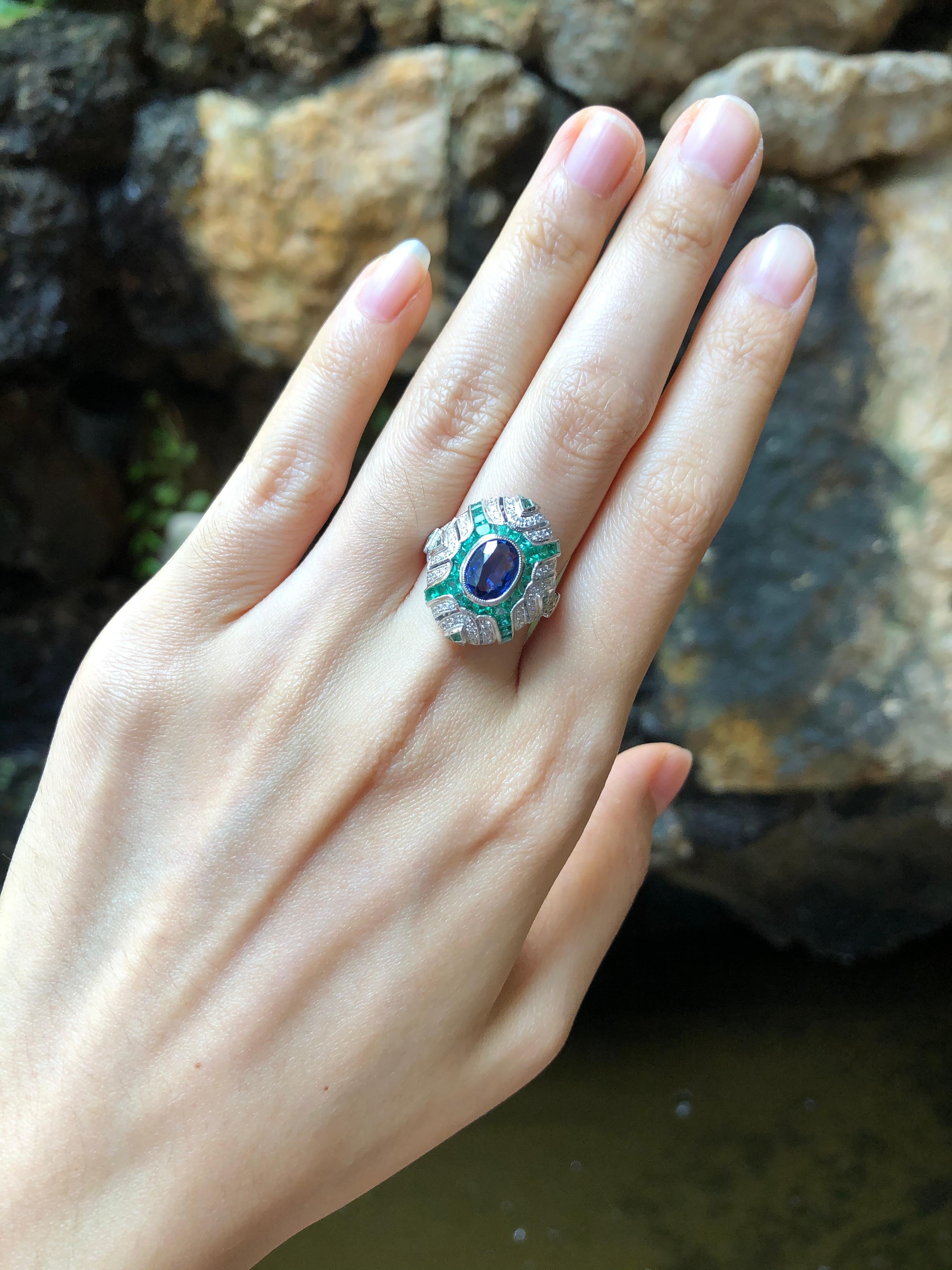 Blue Sapphire with Emerald and Diamond Ring Set in 18 Karat White Gold Settings In New Condition For Sale In Bangkok, TH