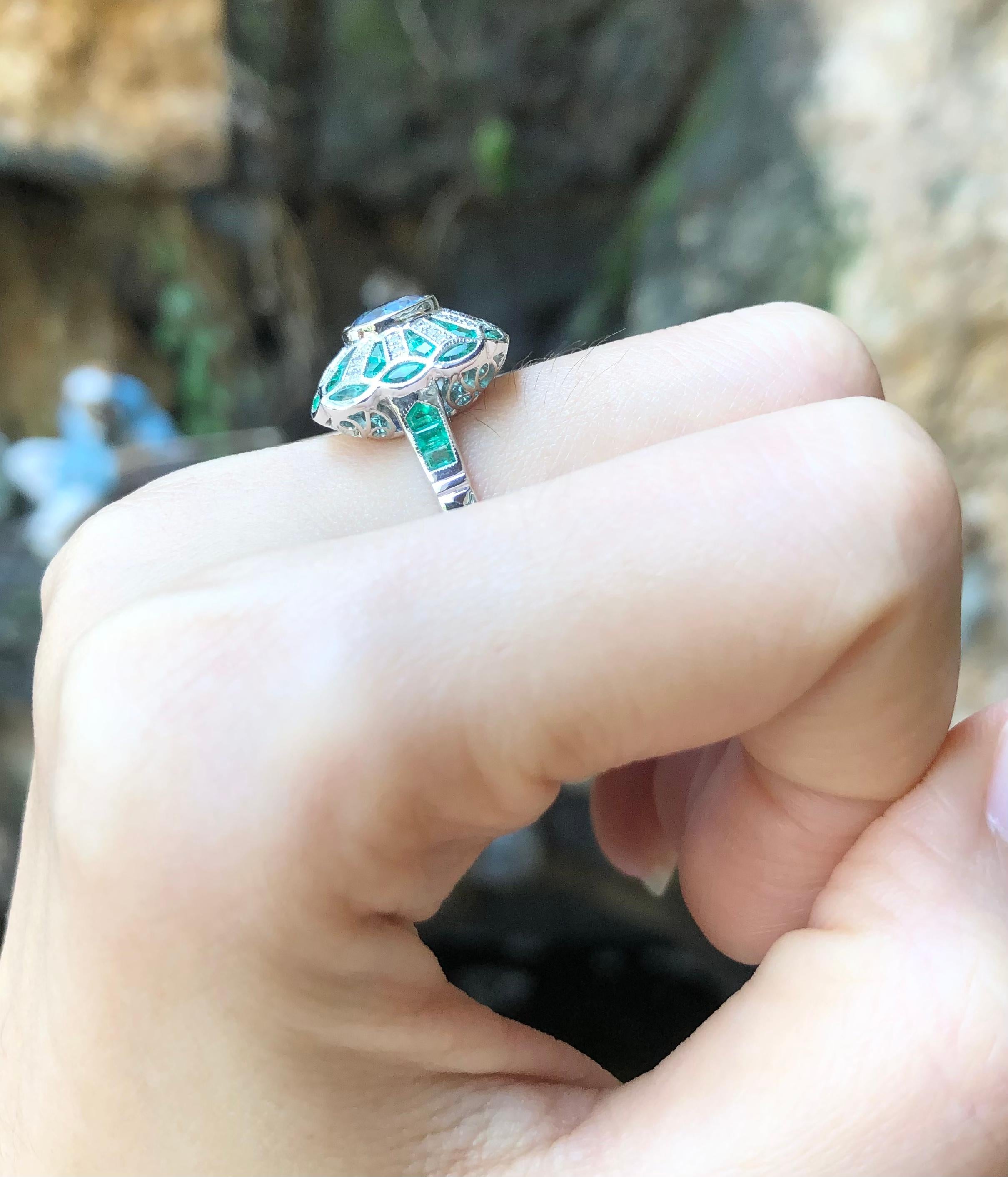 Ring mit blauem blauem Saphir mit Smaragd und Diamant in 18 Karat Weißgoldfassung im Zustand „Neu“ im Angebot in Bangkok, TH