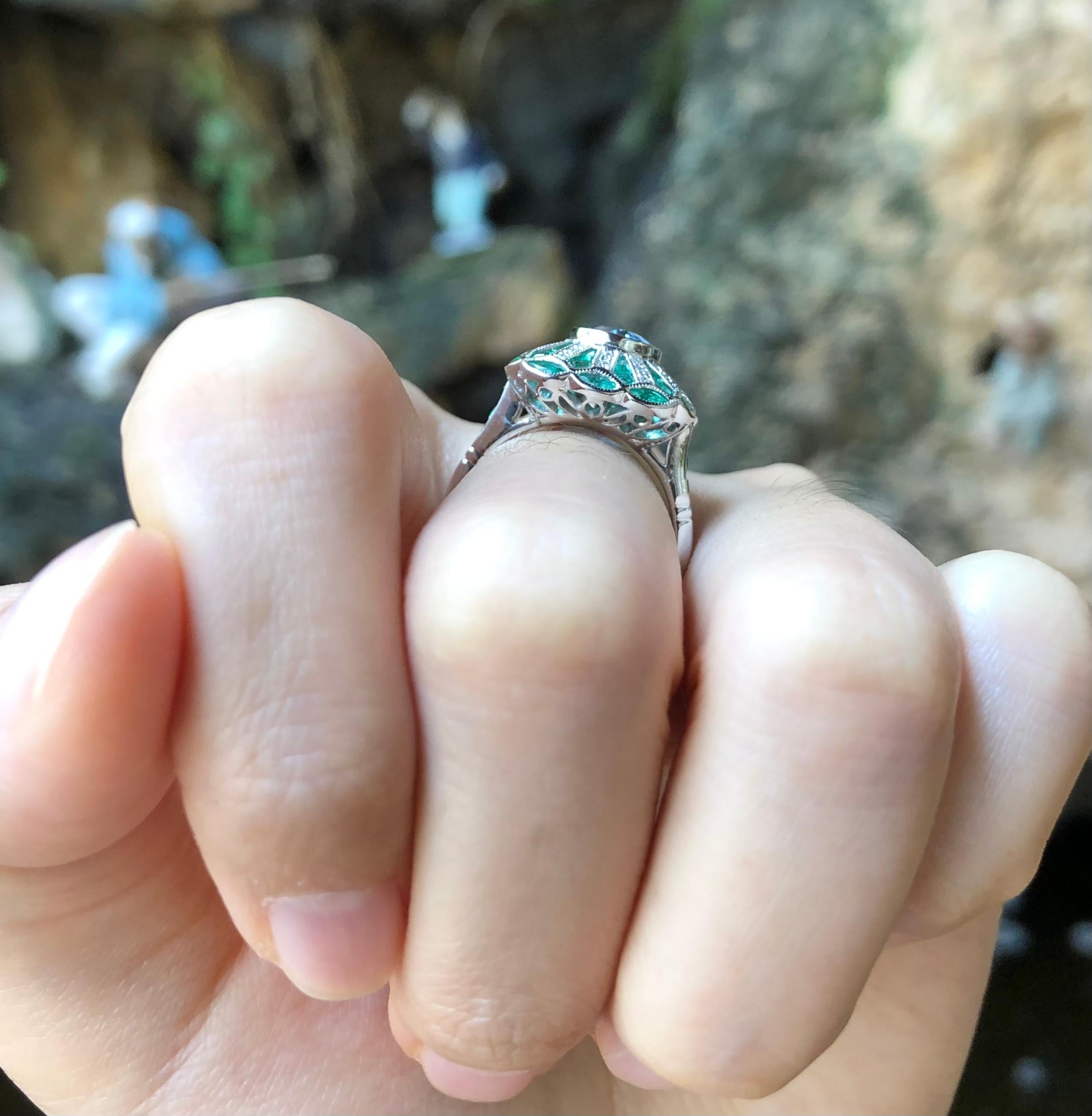 Ring mit blauem blauem Saphir mit Smaragd und Diamant in 18 Karat Weißgoldfassung Damen im Angebot