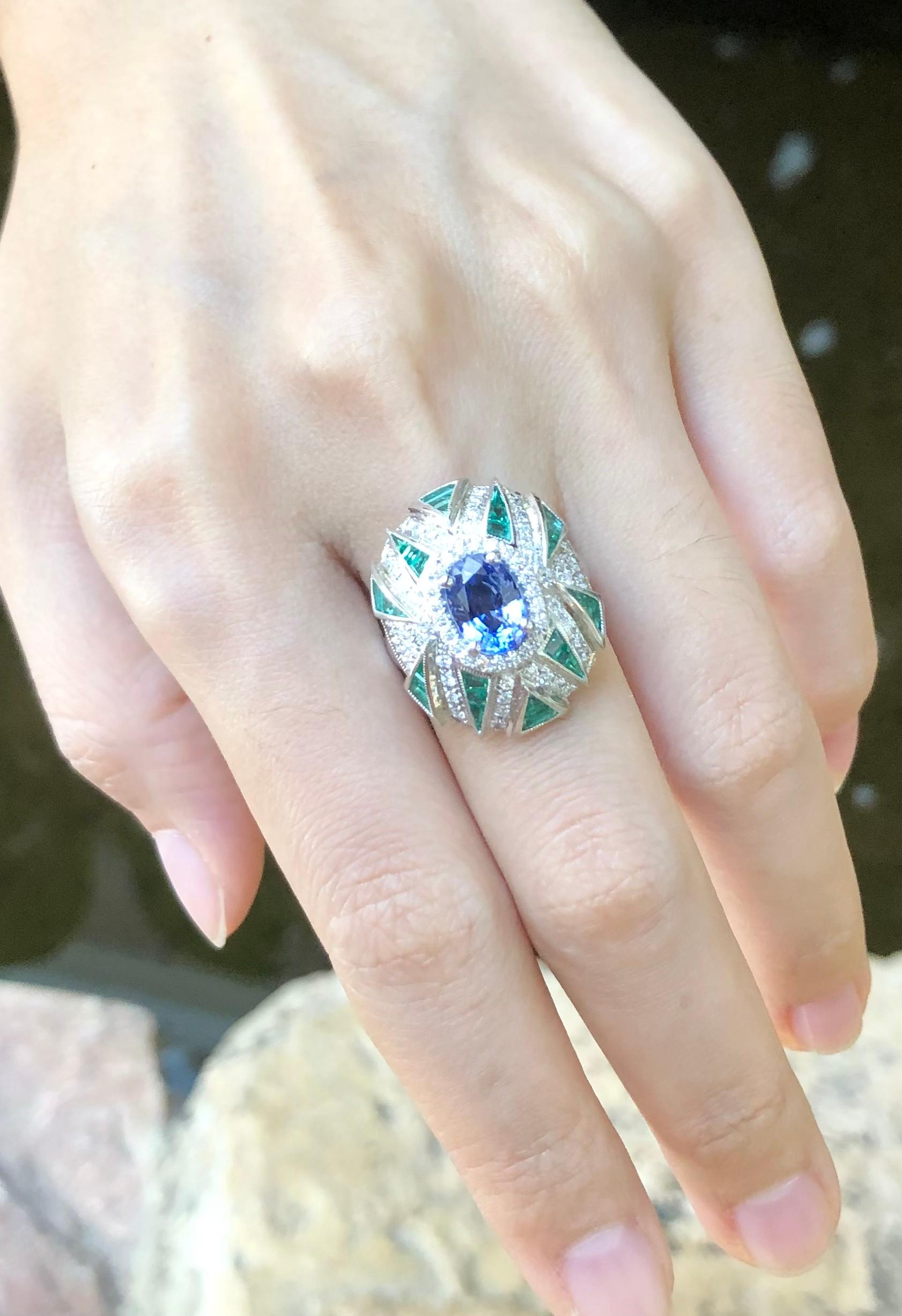 Bague en or blanc 18 carats sertie d'un saphir bleu et d'une émeraude, sertie de diamants Pour femmes en vente