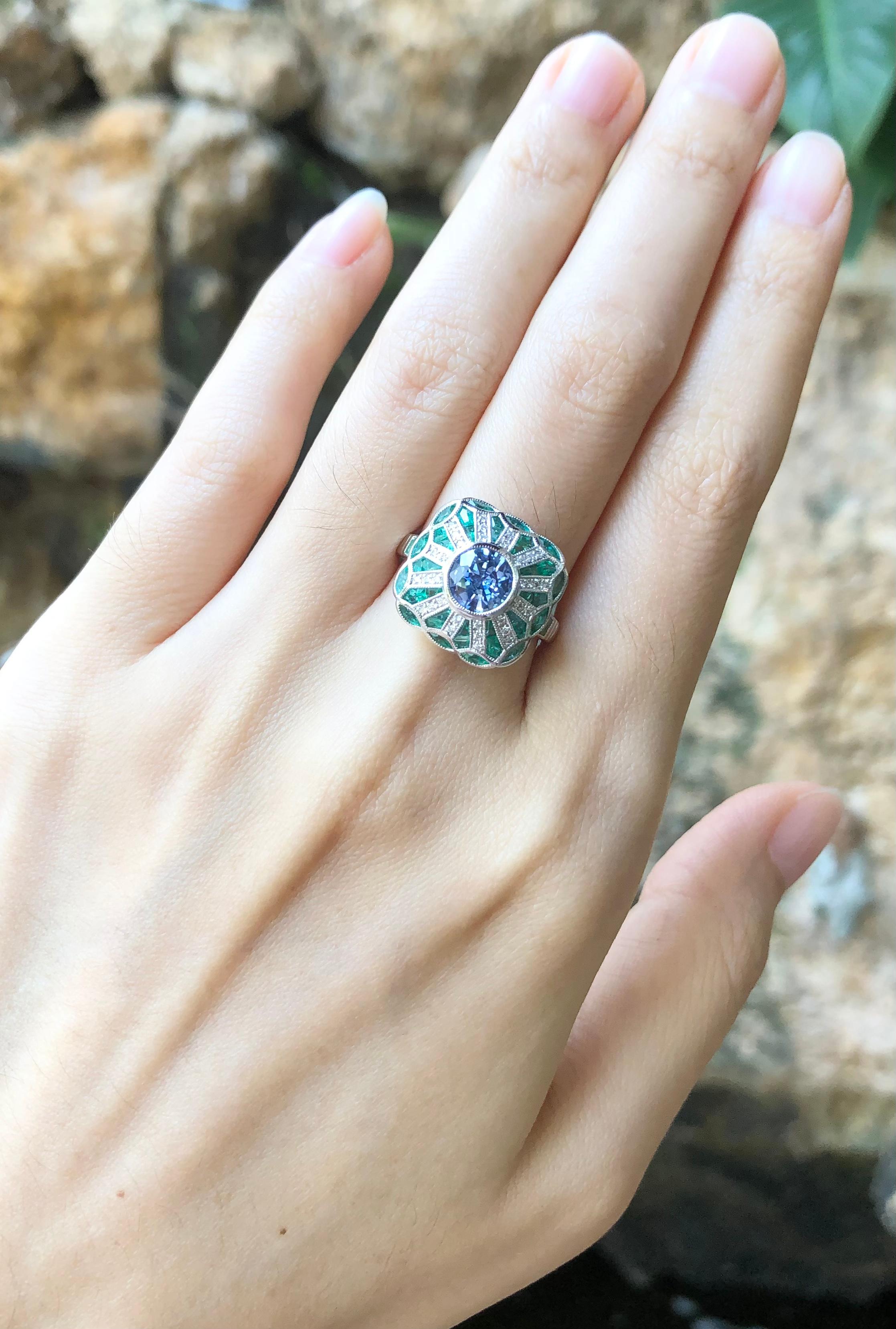 Ring mit blauem blauem Saphir mit Smaragd und Diamant in 18 Karat Weißgoldfassung im Angebot 1