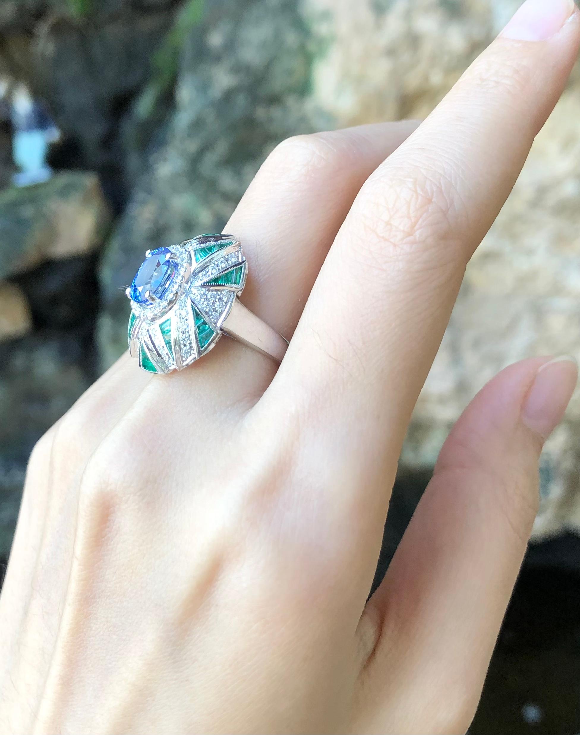 Bague en or blanc 18 carats sertie d'un saphir bleu et d'une émeraude, sertie de diamants en vente 1