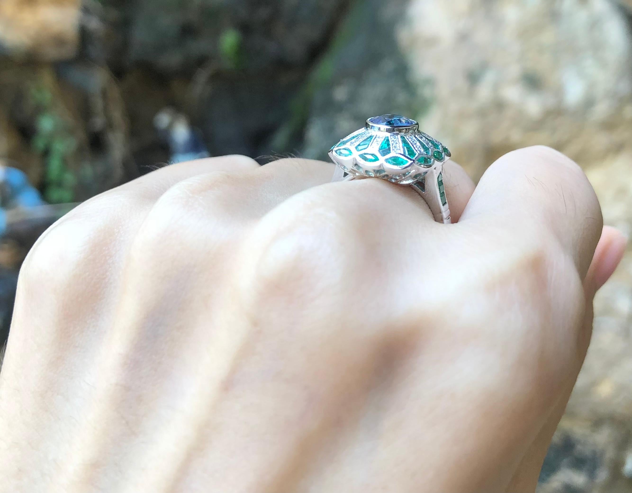 Ring mit blauem blauem Saphir mit Smaragd und Diamant in 18 Karat Weißgoldfassung im Angebot 2