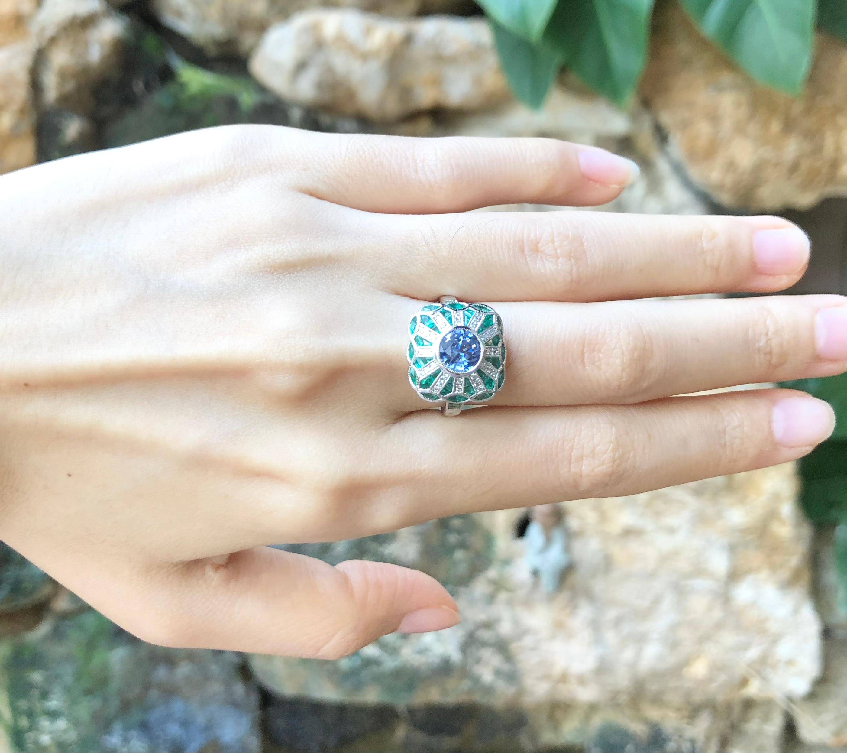 Ring mit blauem blauem Saphir mit Smaragd und Diamant in 18 Karat Weißgoldfassung im Angebot 3