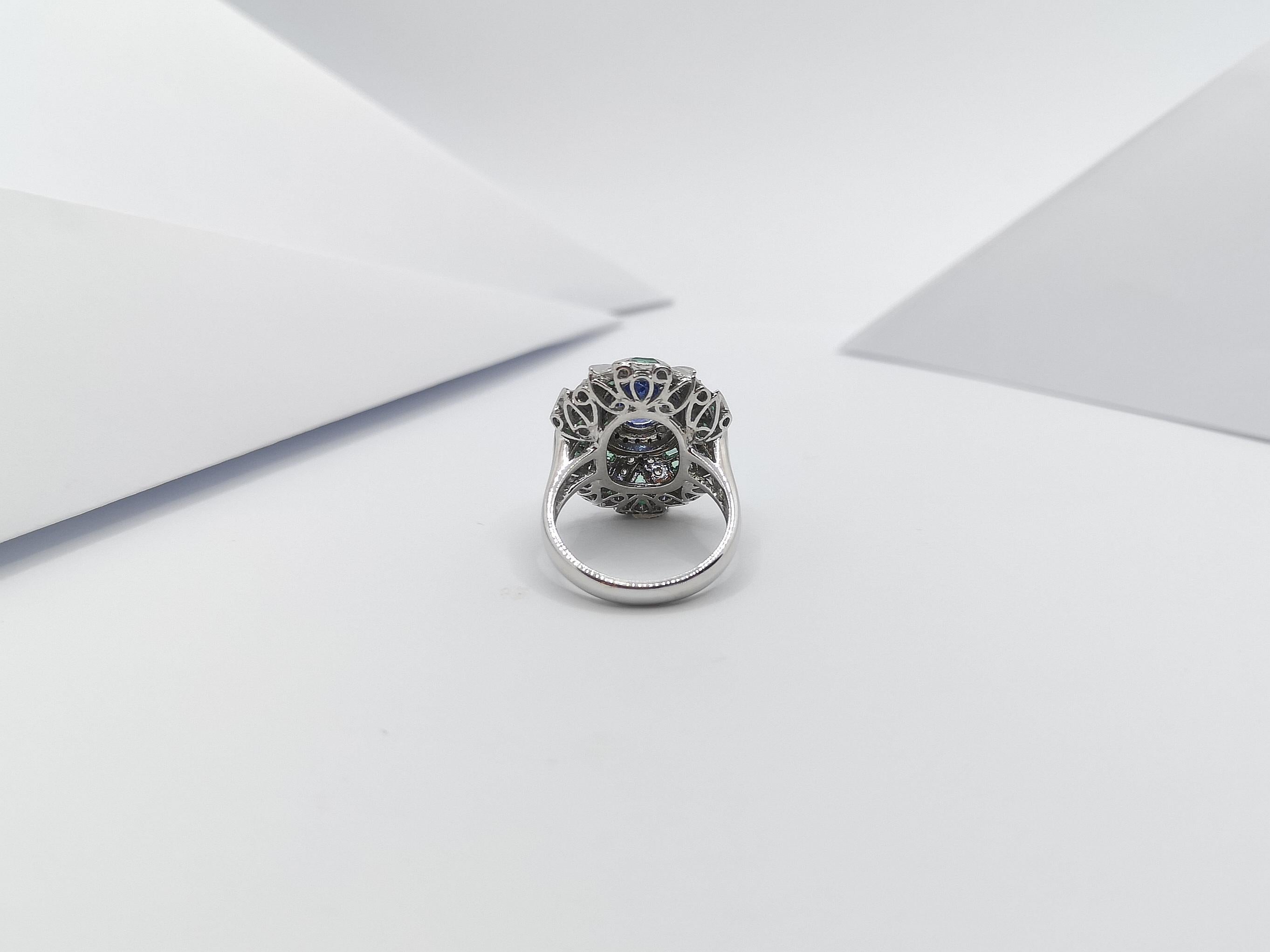Bague en or blanc 18 carats sertie d'un saphir bleu et d'une émeraude, sertie de diamants en vente 3