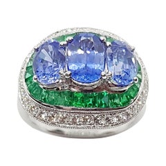 Ring mit blauem blauem Saphir mit Smaragd und Diamant in 18 Karat Weißgoldfassung