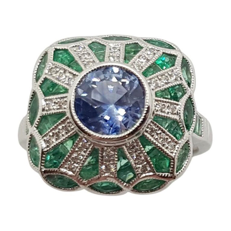 Ring mit blauem blauem Saphir mit Smaragd und Diamant in 18 Karat Weißgoldfassung
