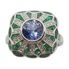 Anillo de zafiro azul con esmeralda y diamantes engastado en oro blanco de 18 quilates