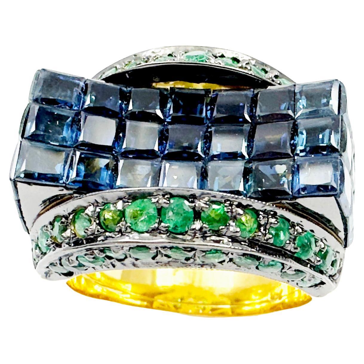 Anello con zaffiro blu e smeraldo incastonato in oro 18K in vendita