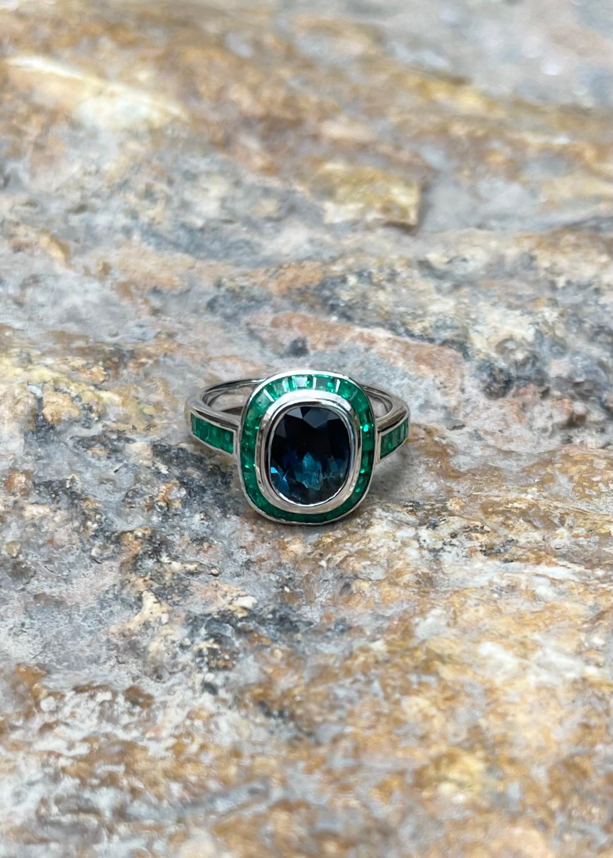 Ring mit blauem Saphir und Smaragd in 18K Weißgoldfassung im Angebot 4