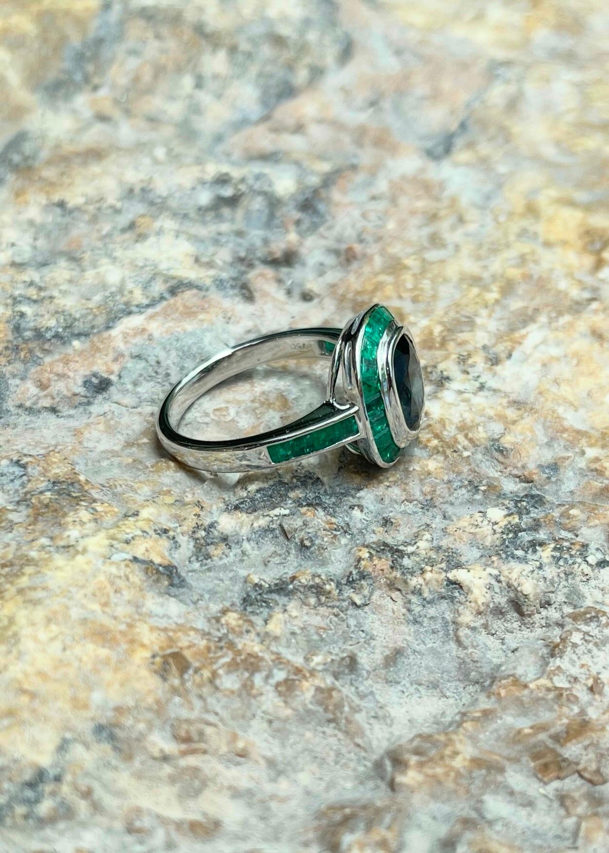 Ring mit blauem Saphir und Smaragd in 18K Weißgoldfassung im Angebot 5