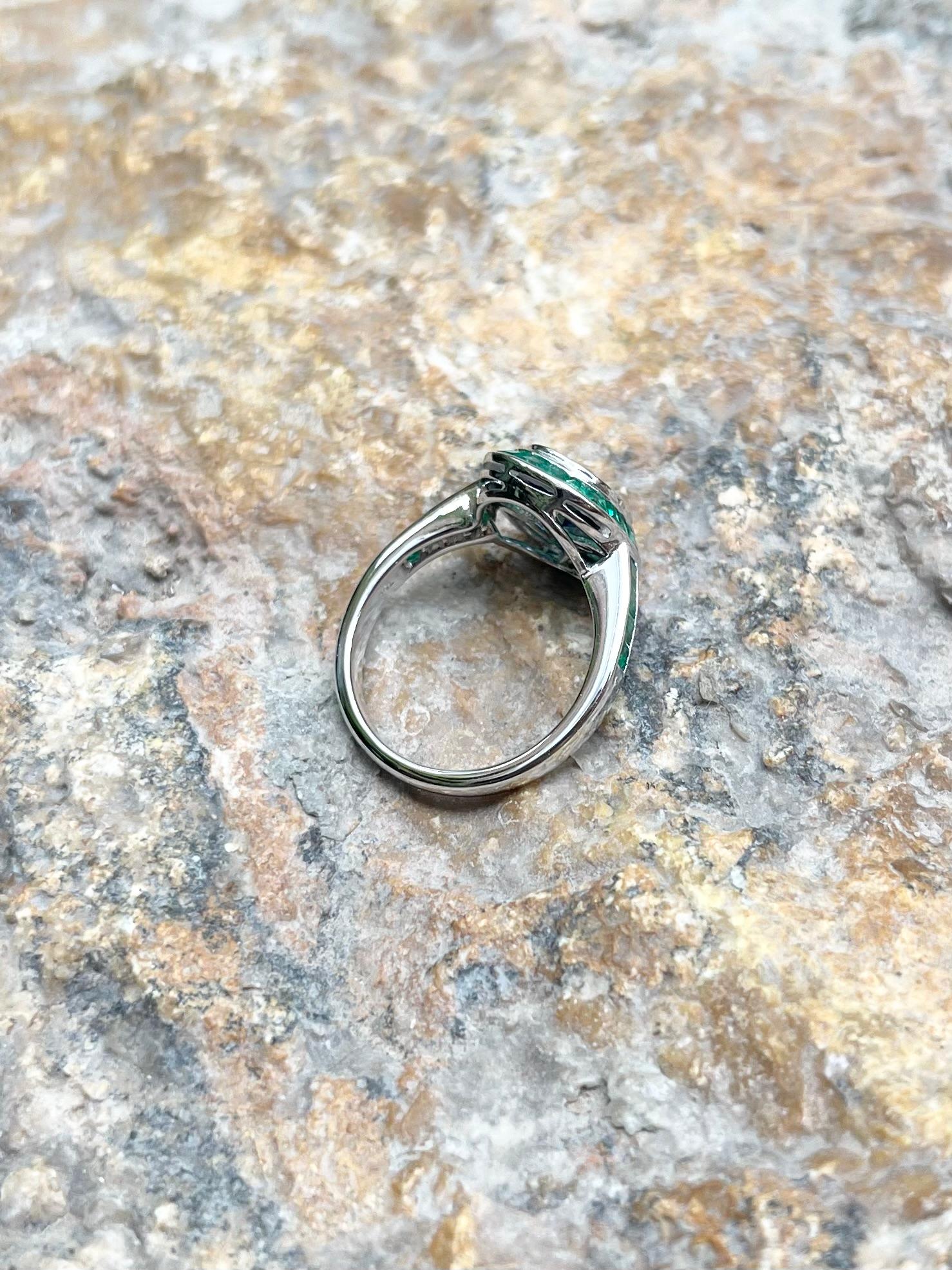 Ring mit blauem Saphir und Smaragd in 18K Weißgoldfassung im Angebot 6