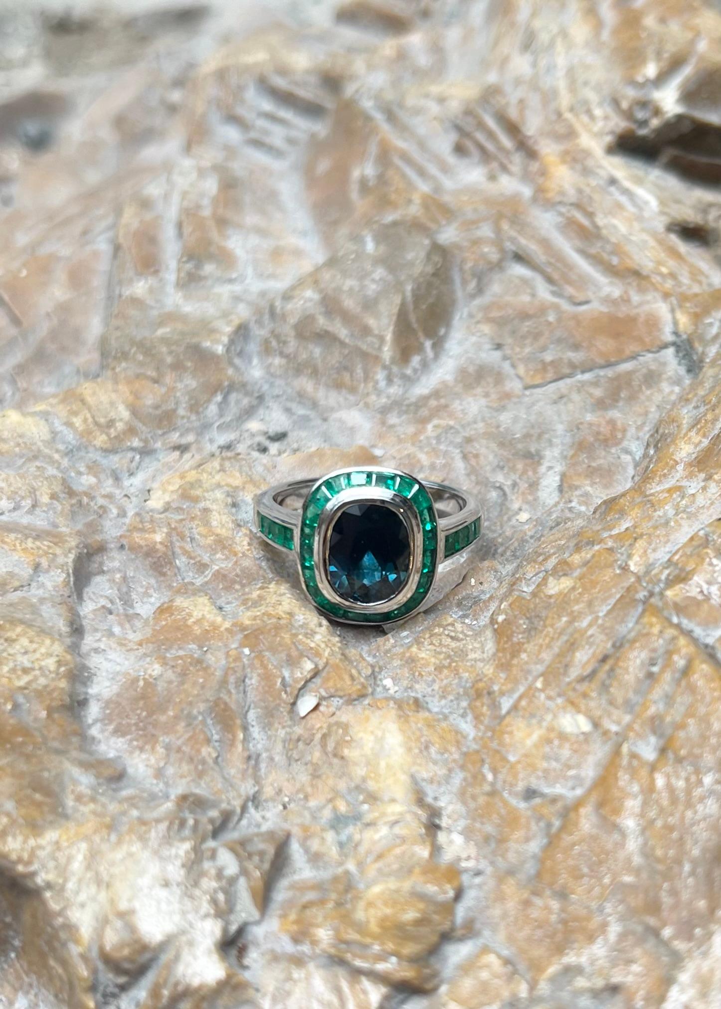 Ring mit blauem Saphir und Smaragd in 18K Weißgoldfassung im Angebot 7