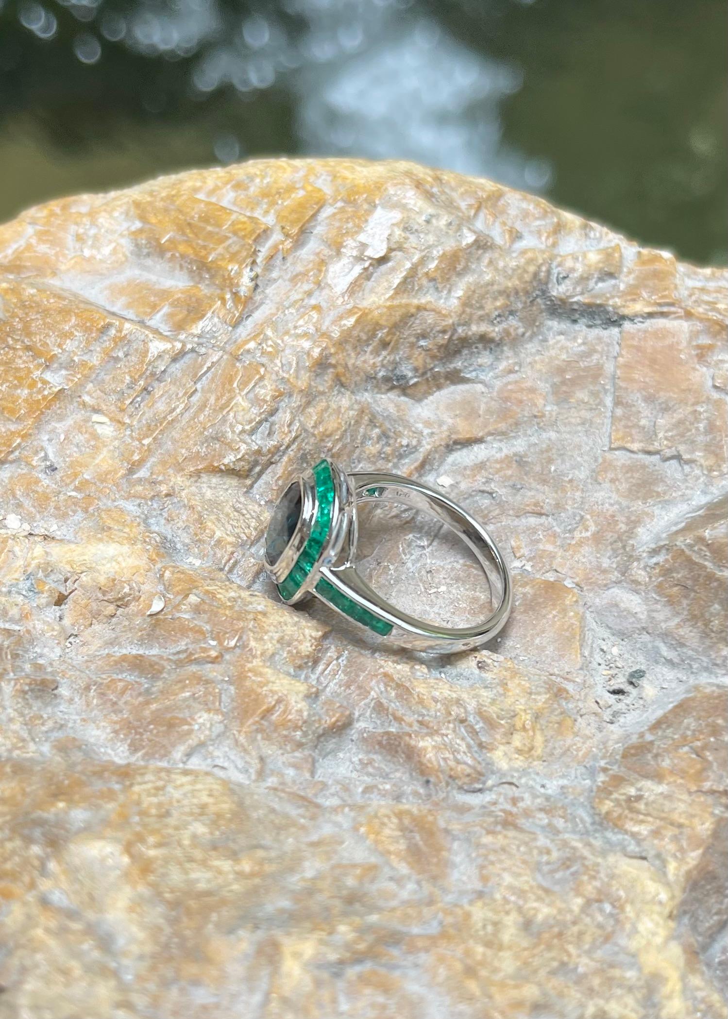 Ring mit blauem Saphir und Smaragd in 18K Weißgoldfassung im Angebot 8