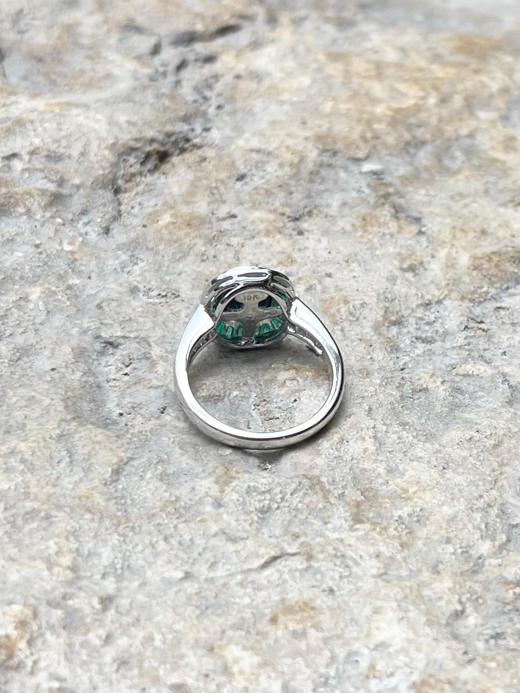 Ring mit blauem Saphir und Smaragd in 18K Weißgoldfassung im Angebot 9