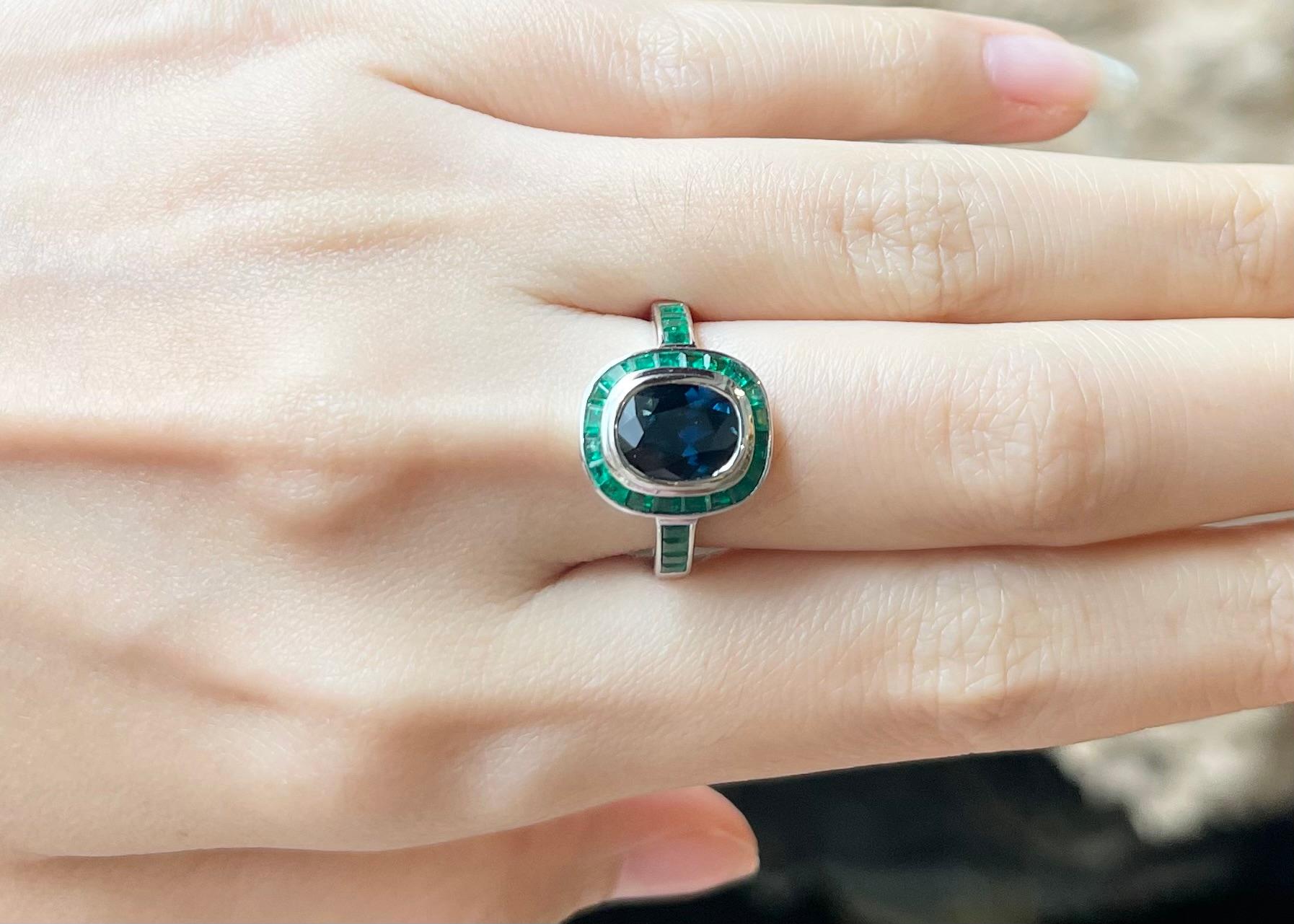 Ring mit blauem Saphir und Smaragd in 18K Weißgoldfassung (Zeitgenössisch) im Angebot