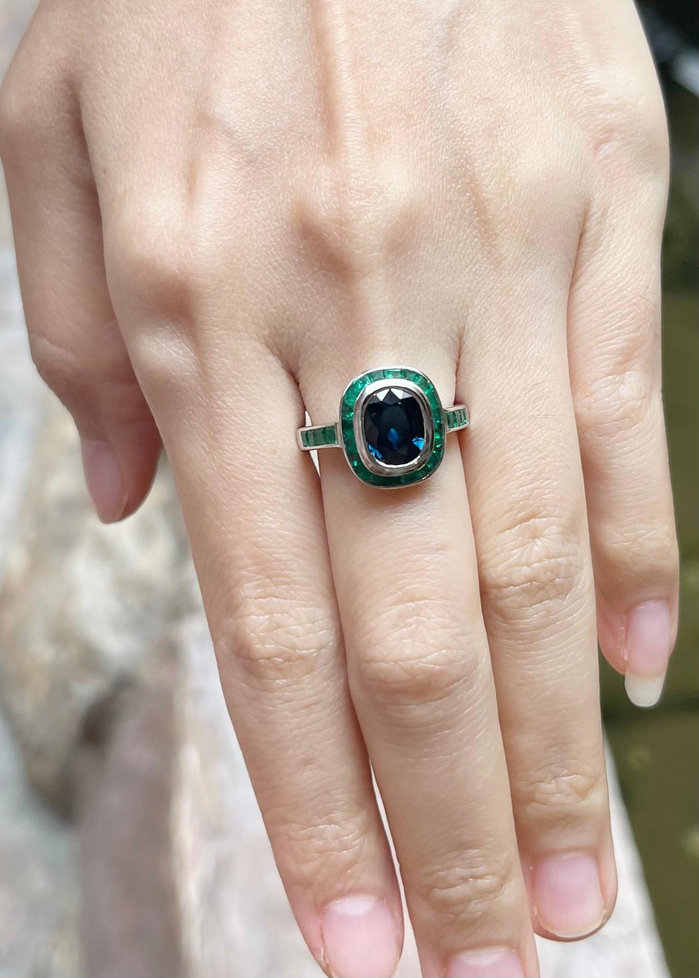 Ring mit blauem Saphir und Smaragd in 18K Weißgoldfassung (Ovalschliff) im Angebot