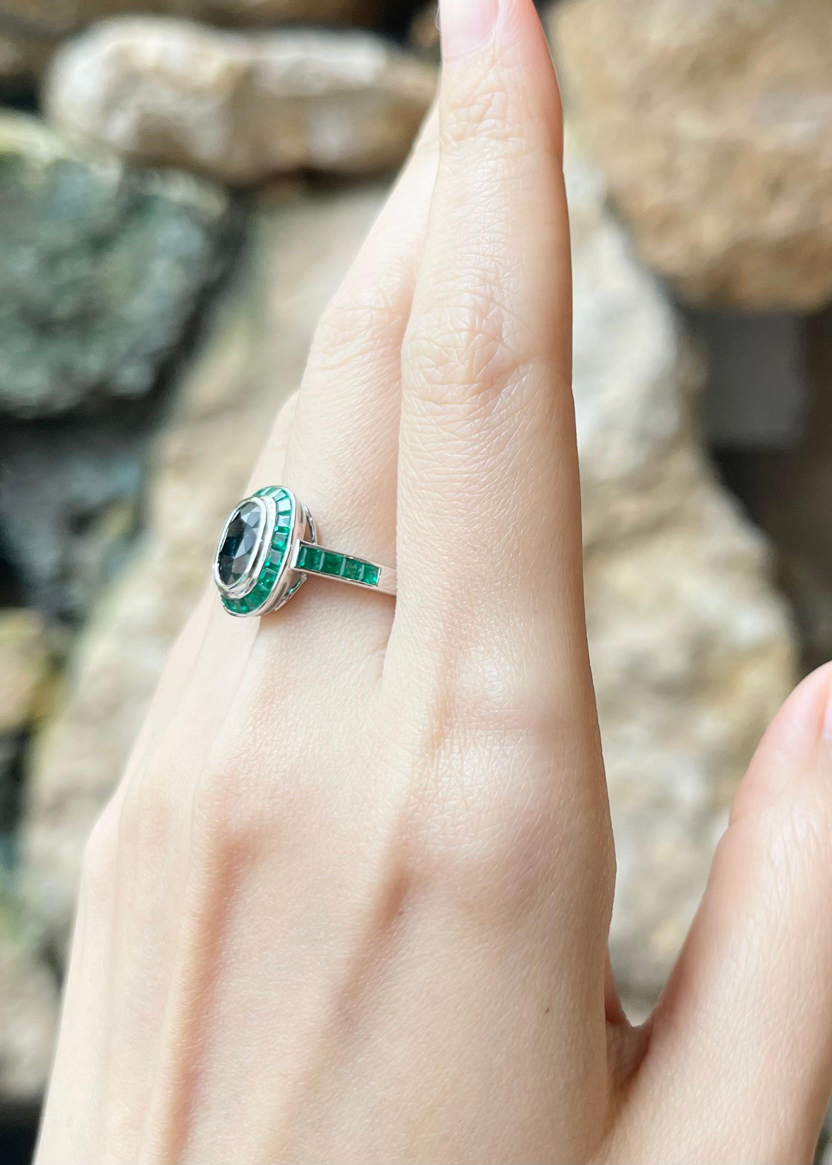 Ring mit blauem Saphir und Smaragd in 18K Weißgoldfassung im Zustand „Neu“ im Angebot in Bangkok, TH