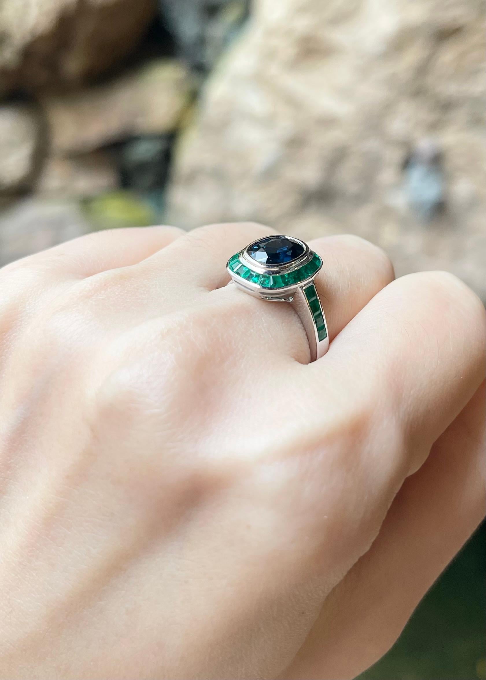 Ring mit blauem Saphir und Smaragd in 18K Weißgoldfassung Damen im Angebot