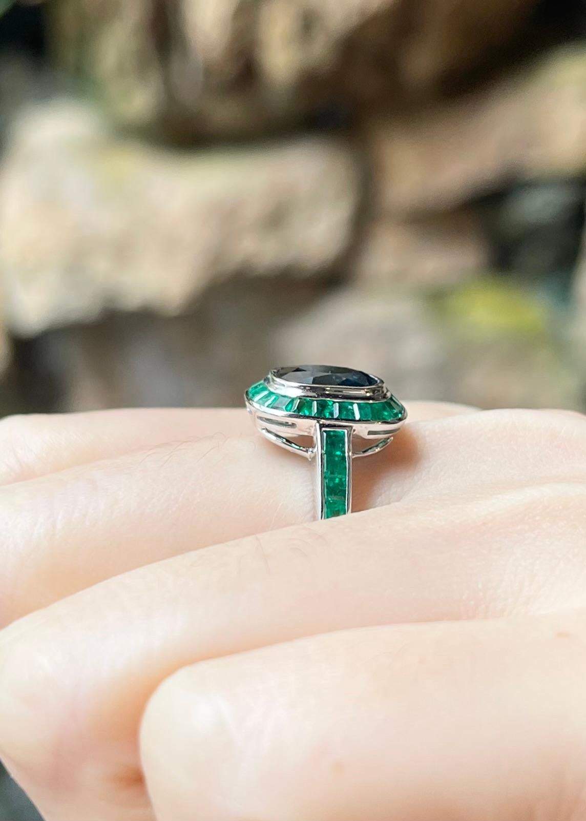 Ring mit blauem Saphir und Smaragd in 18K Weißgoldfassung im Angebot 1