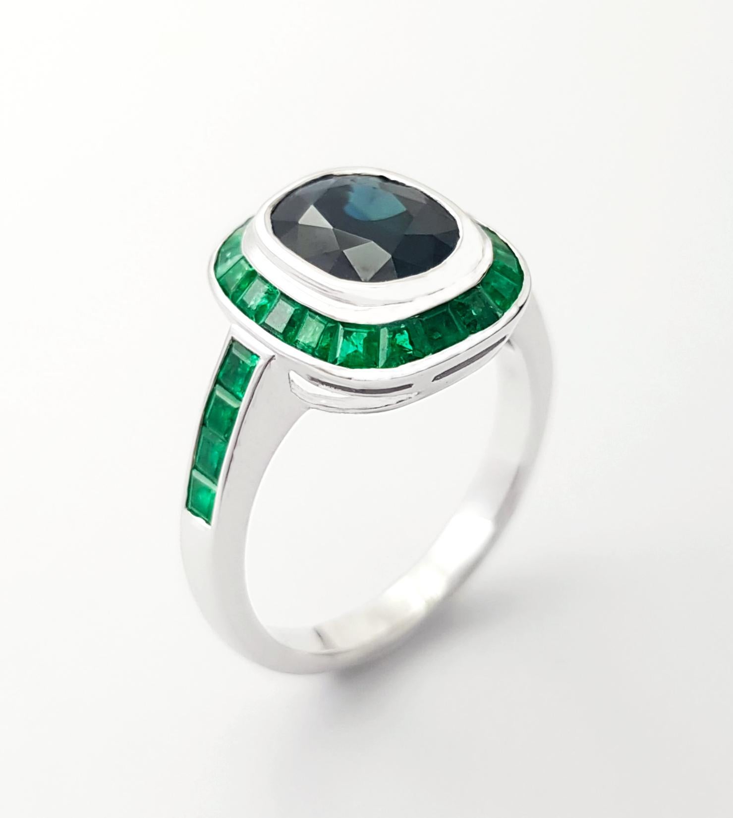 Ring mit blauem Saphir und Smaragd in 18K Weißgoldfassung im Angebot 2