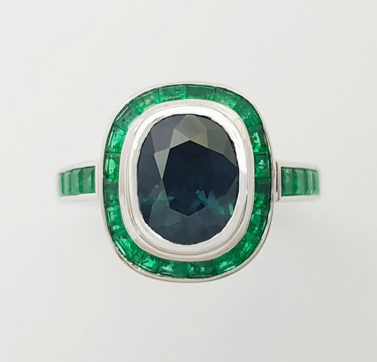 Ring mit blauem Saphir und Smaragd in 18K Weißgoldfassung im Angebot 3