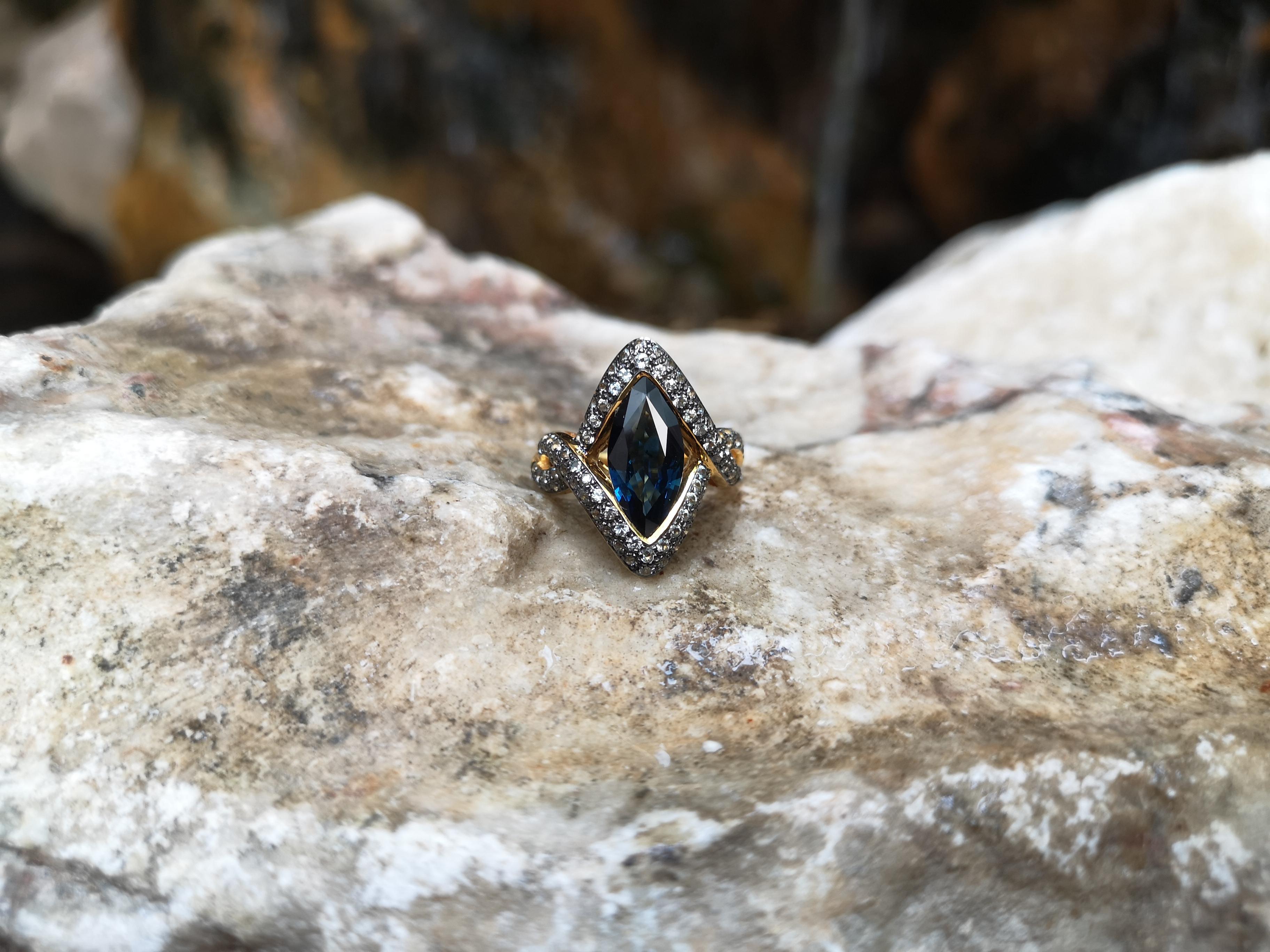 Ring mit blauem blauem Saphir und grünem Saphir in 18 Karat Goldfassung (Marquiseschliff) im Angebot