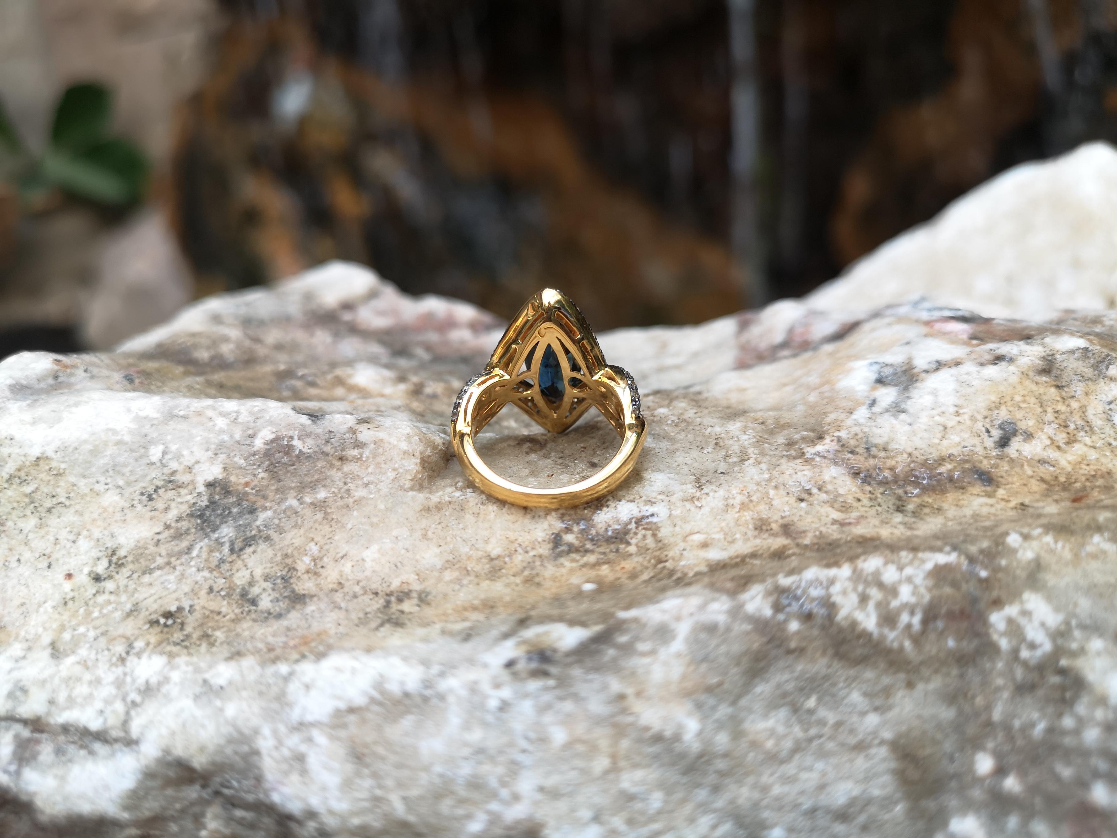 Bague en or 18 carats avec saphir bleu et saphir vert Pour femmes en vente