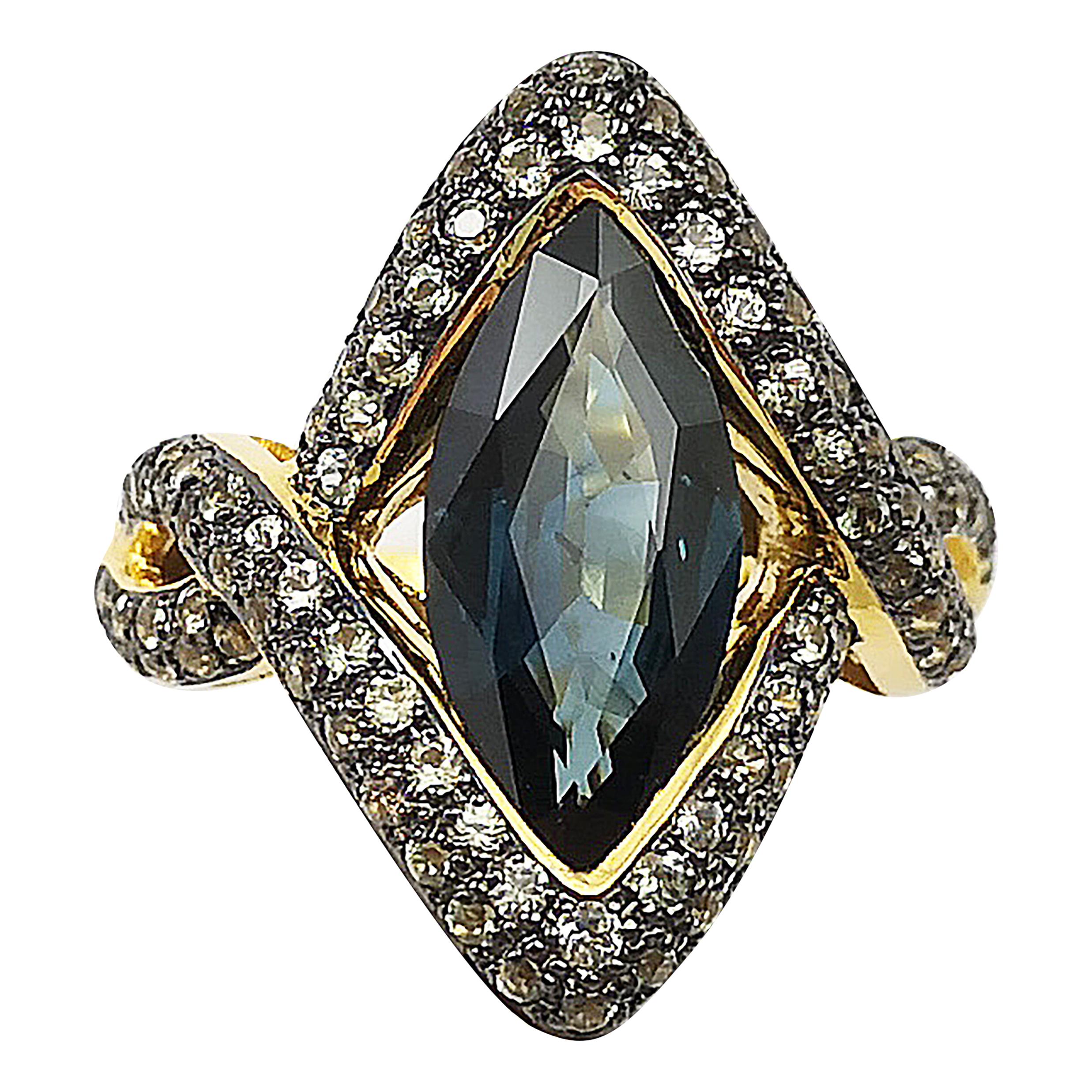 Ring mit blauem blauem Saphir und grünem Saphir in 18 Karat Goldfassung im Angebot