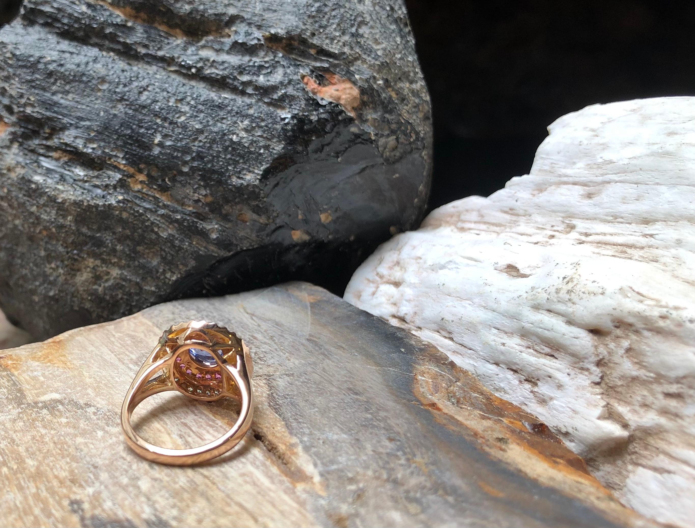 Bague en or rose 18 carats sertie de saphir bleu, saphir rose et diamants en vente 4