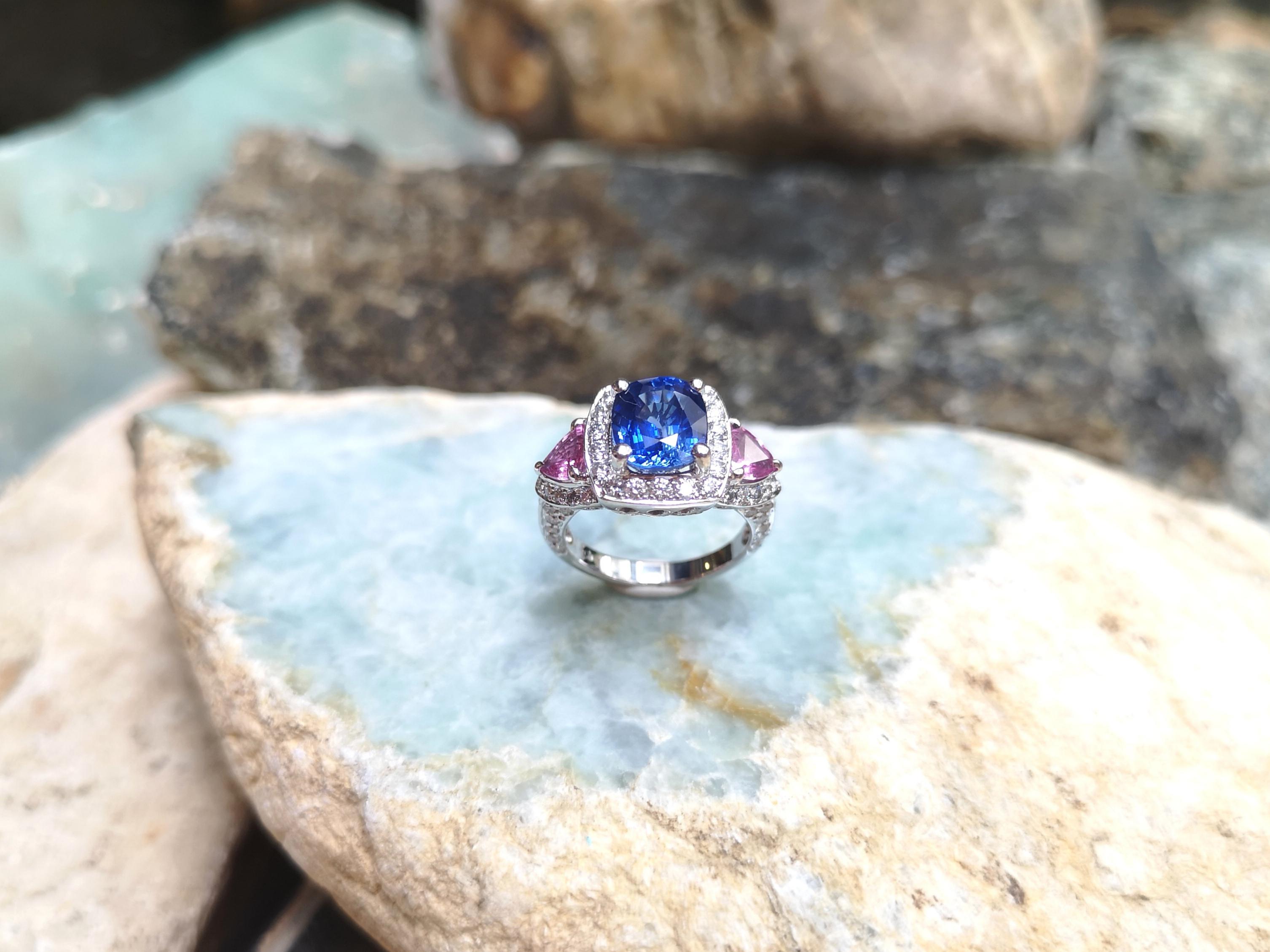 Blue Sapphire with Pink Sapphire and Diamond Ring Set in 18 Karat White Gold  For Sale 6