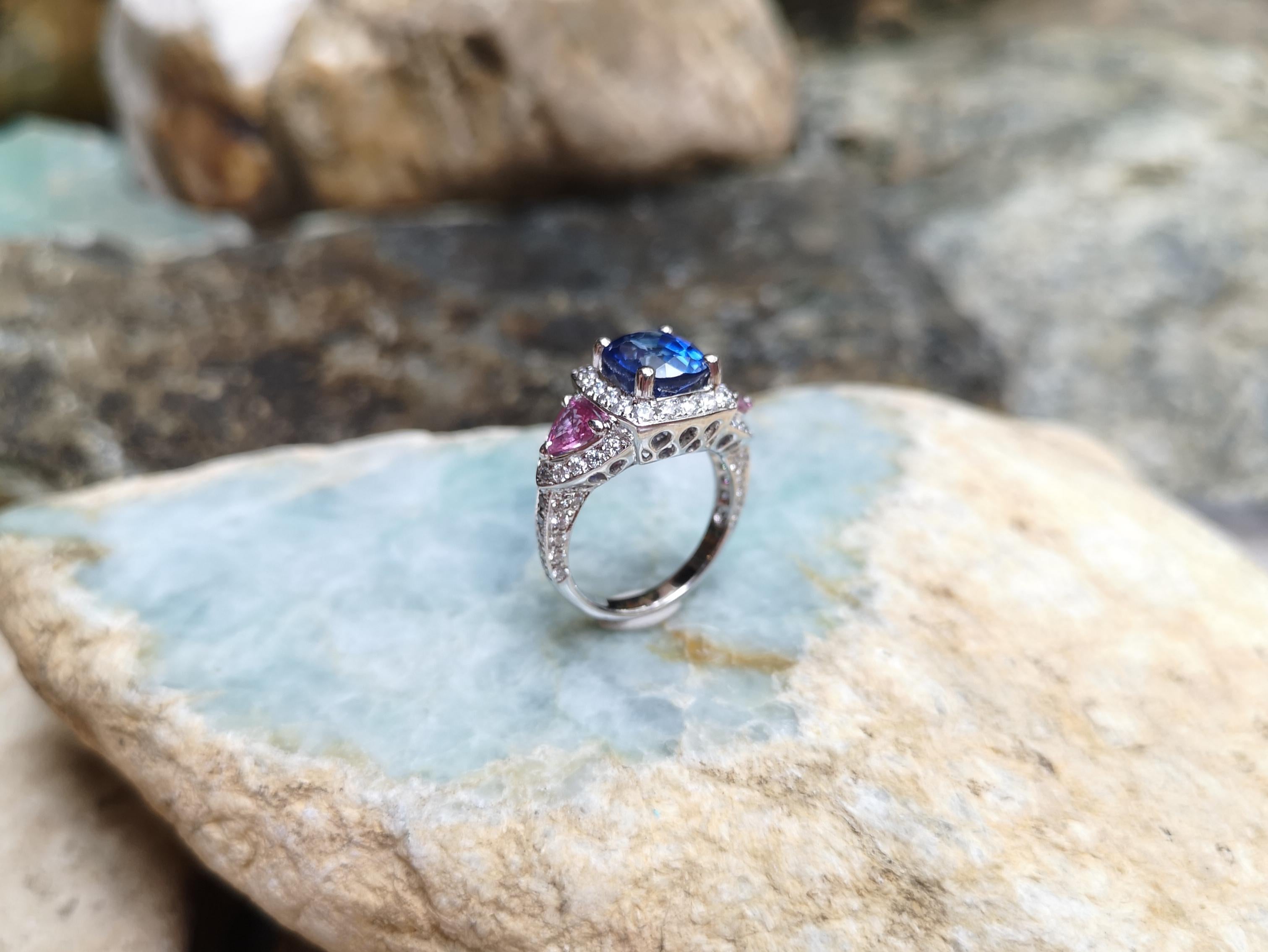 Blue Sapphire with Pink Sapphire and Diamond Ring Set in 18 Karat White Gold  For Sale 7