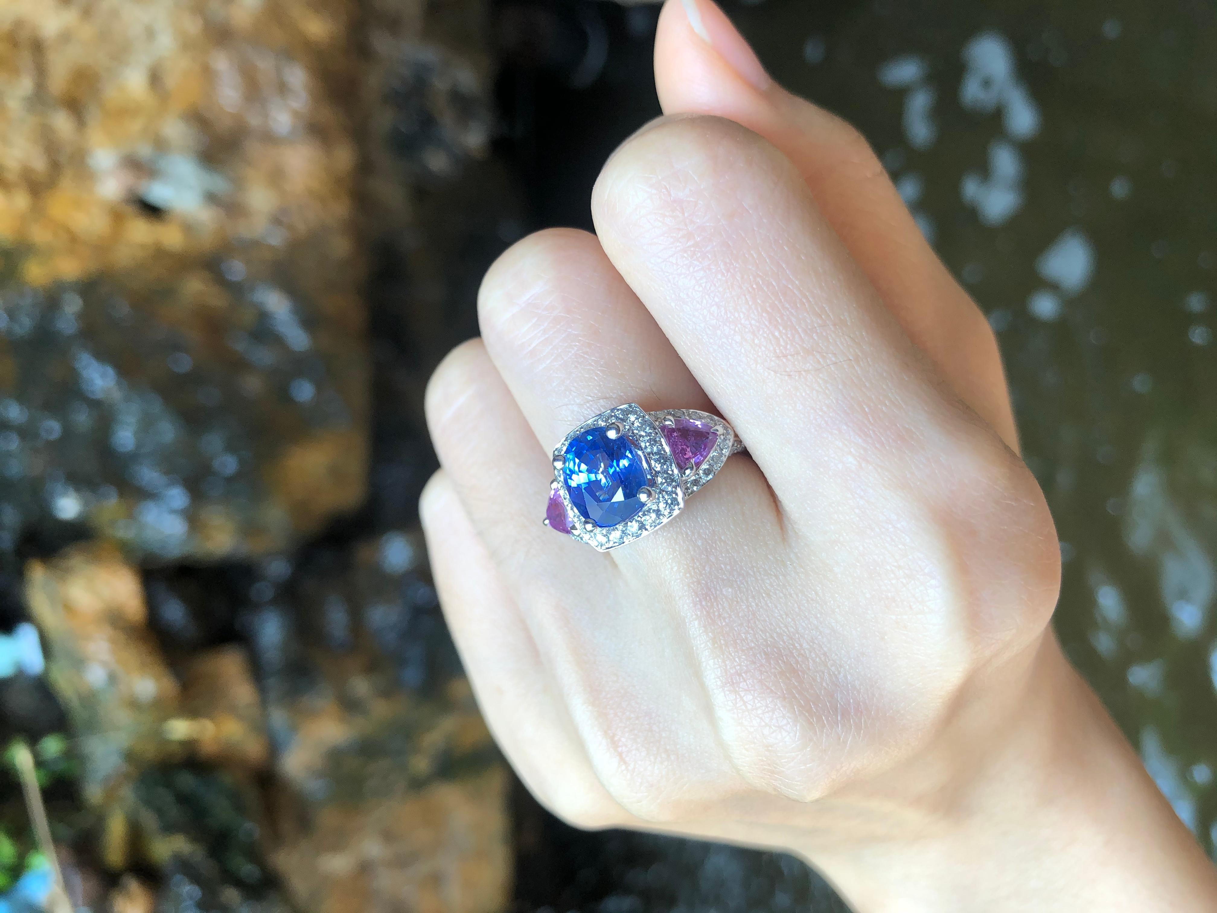 Blauer Saphir 3,59 Karat mit rosa Saphir 0,97 Karat und Diamant 0,98 Karat Ring in 18 Karat Weißgold gefasst

Breite:  2.1 cm 
Länge: 1,3 cm
Ringgröße: 51
Gesamtgewicht: 6,37 Gramm

