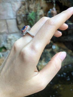 Ring mit blauem blauem Saphir, rosa Saphir und Diamant aus 18 Karat Weißgold