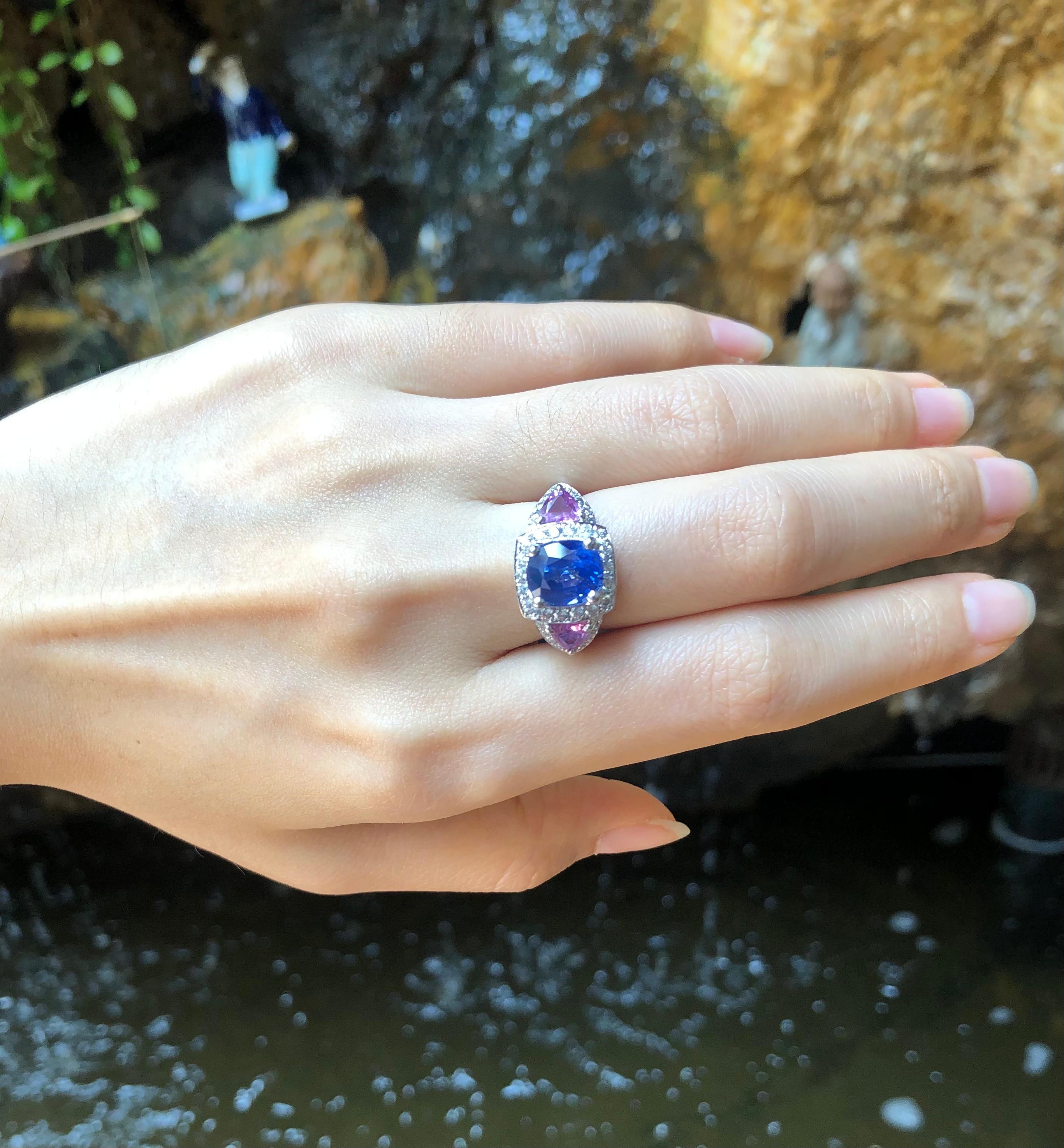 Blue Sapphire with Pink Sapphire and Diamond Ring Set in 18 Karat White Gold  In New Condition For Sale In Bangkok, TH