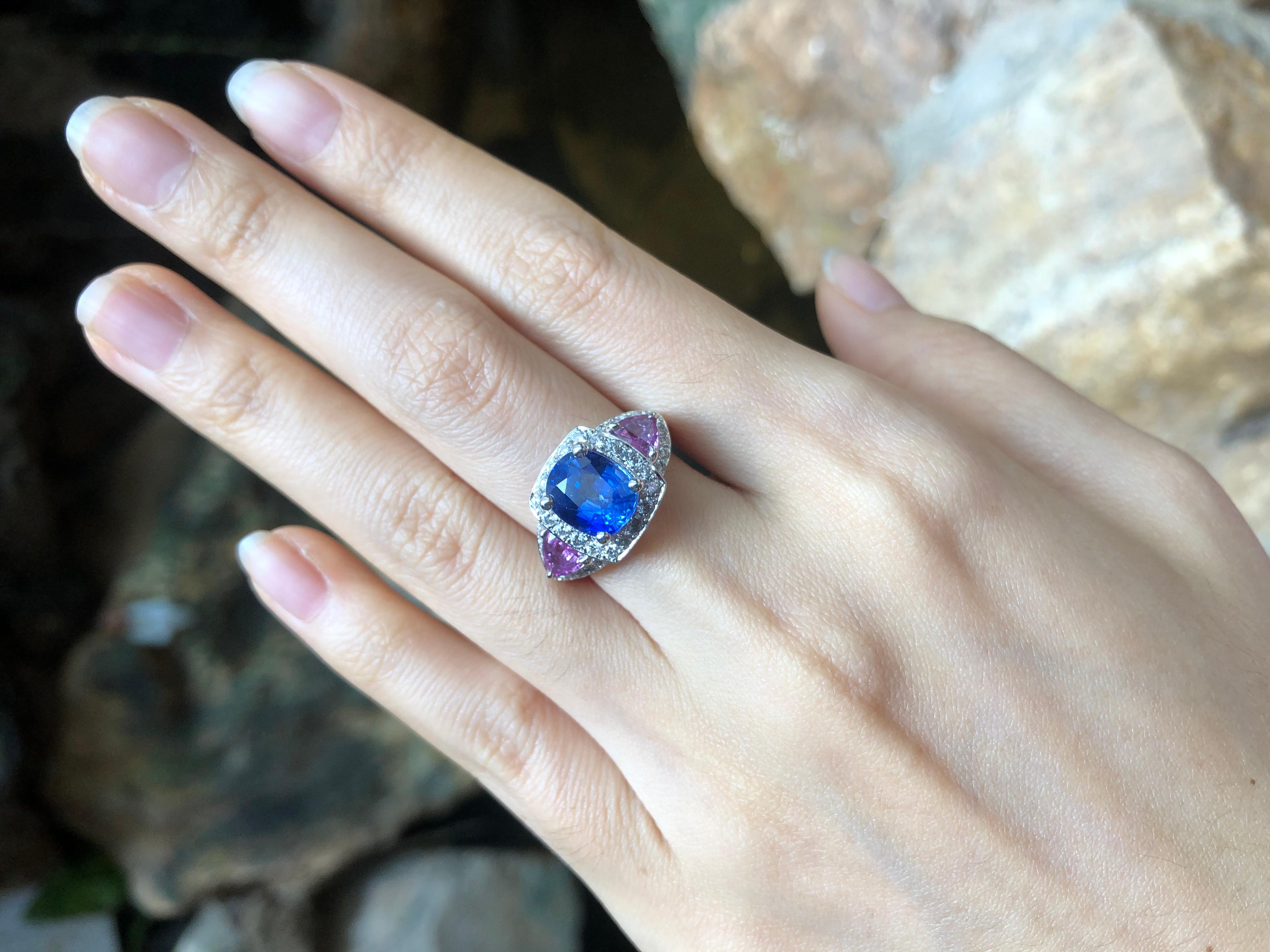 Ring mit blauem blauem Saphir, rosa Saphir und Diamant aus 18 Karat Weißgold  im Angebot 1