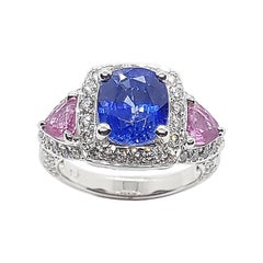 Bague en or blanc 18 carats sertie d'un saphir bleu avec un saphir rose et de diamants