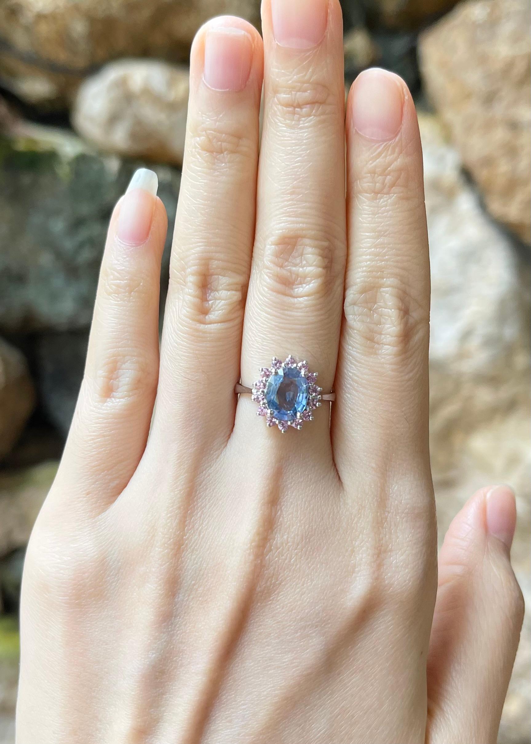 Anello con zaffiro blu da 1,94 carati e zaffiro rosa da 0,44 carati con montatura in oro bianco 14K

Larghezza:  1.1 cm 
Lunghezza: 1,4 cm
Misura dell'anello: 51
Peso totale: 4.24 grammi

