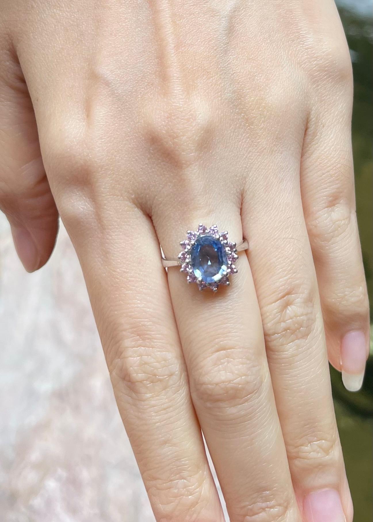 Taglio ovale Anello con zaffiro blu e zaffiro rosa con montatura in oro bianco 14K in vendita