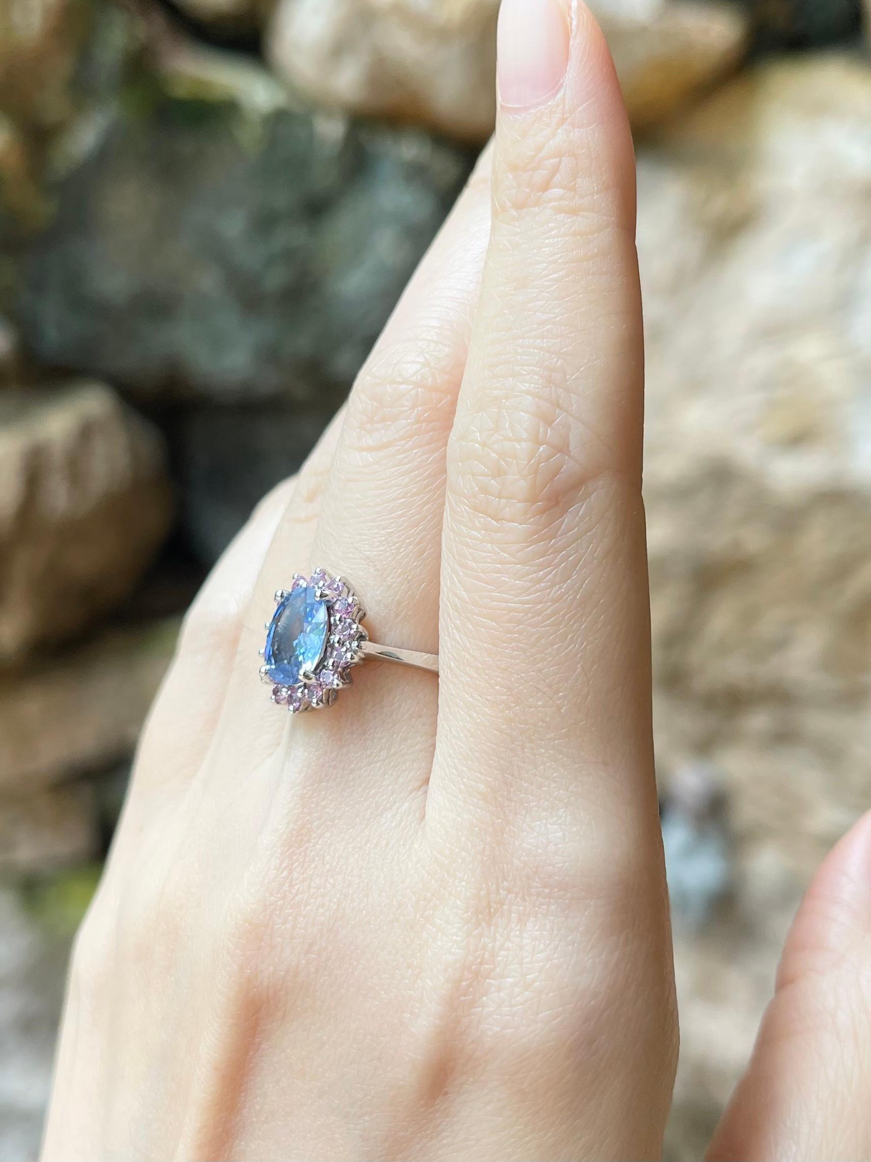 Anello con zaffiro blu e zaffiro rosa con montatura in oro bianco 14K In condizioni Nuovo in vendita a Bangkok, TH