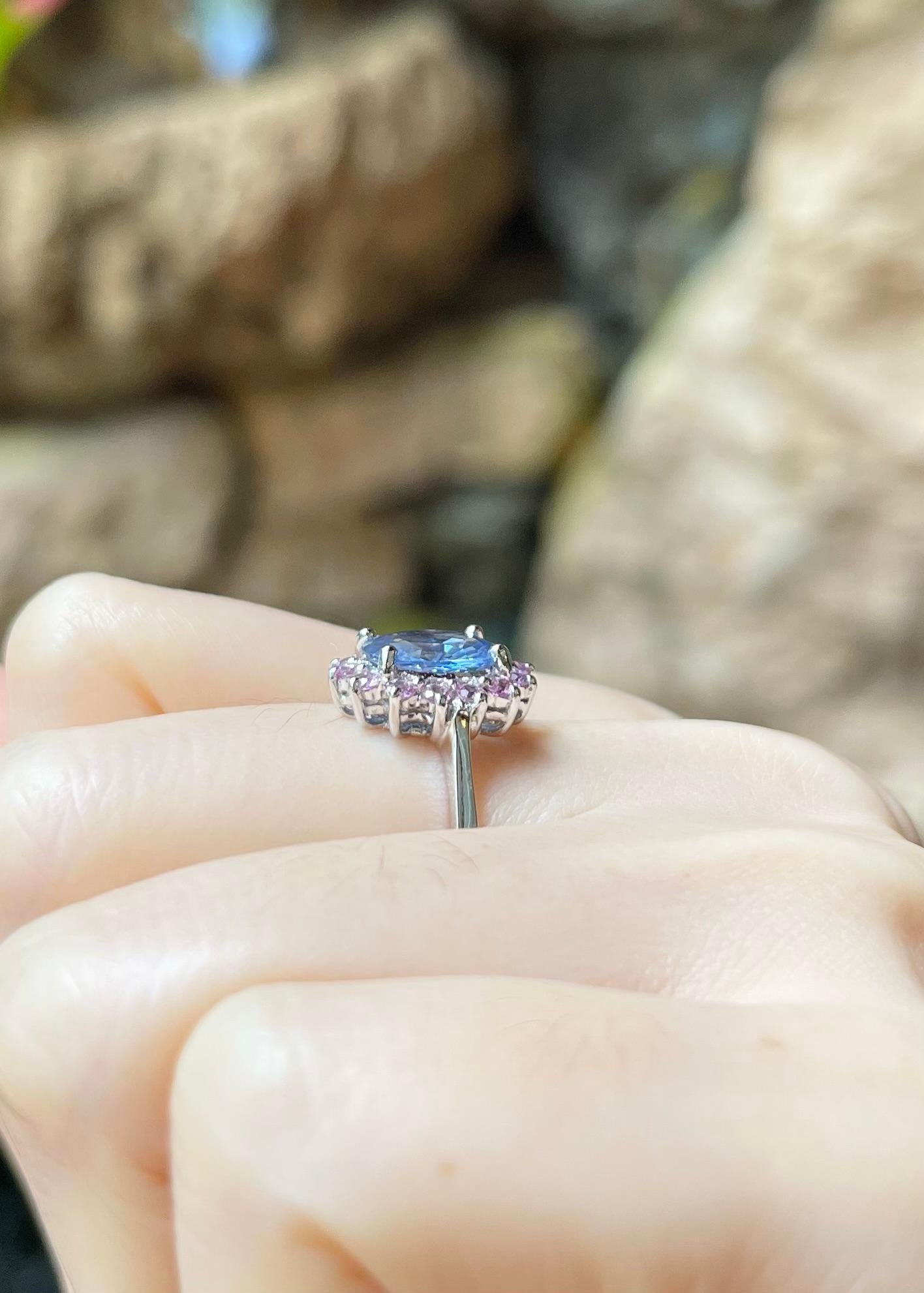 Anello con zaffiro blu e zaffiro rosa con montatura in oro bianco 14K in vendita 1