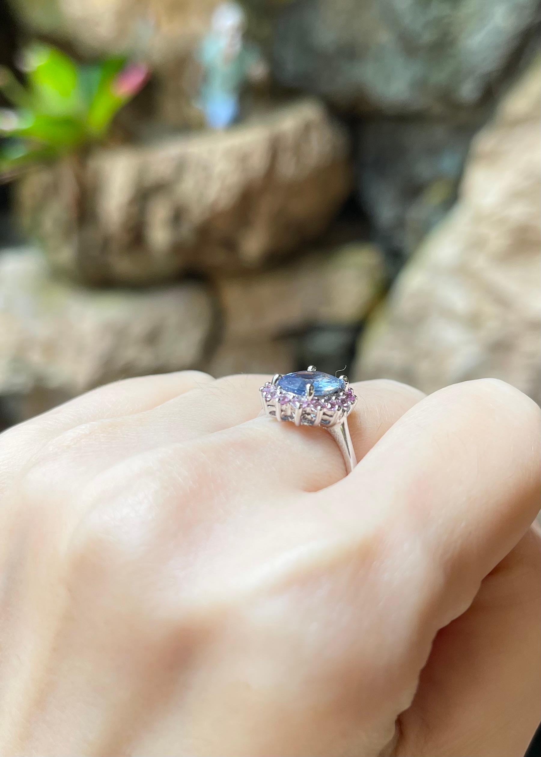 Anello con zaffiro blu e zaffiro rosa con montatura in oro bianco 14K in vendita 2