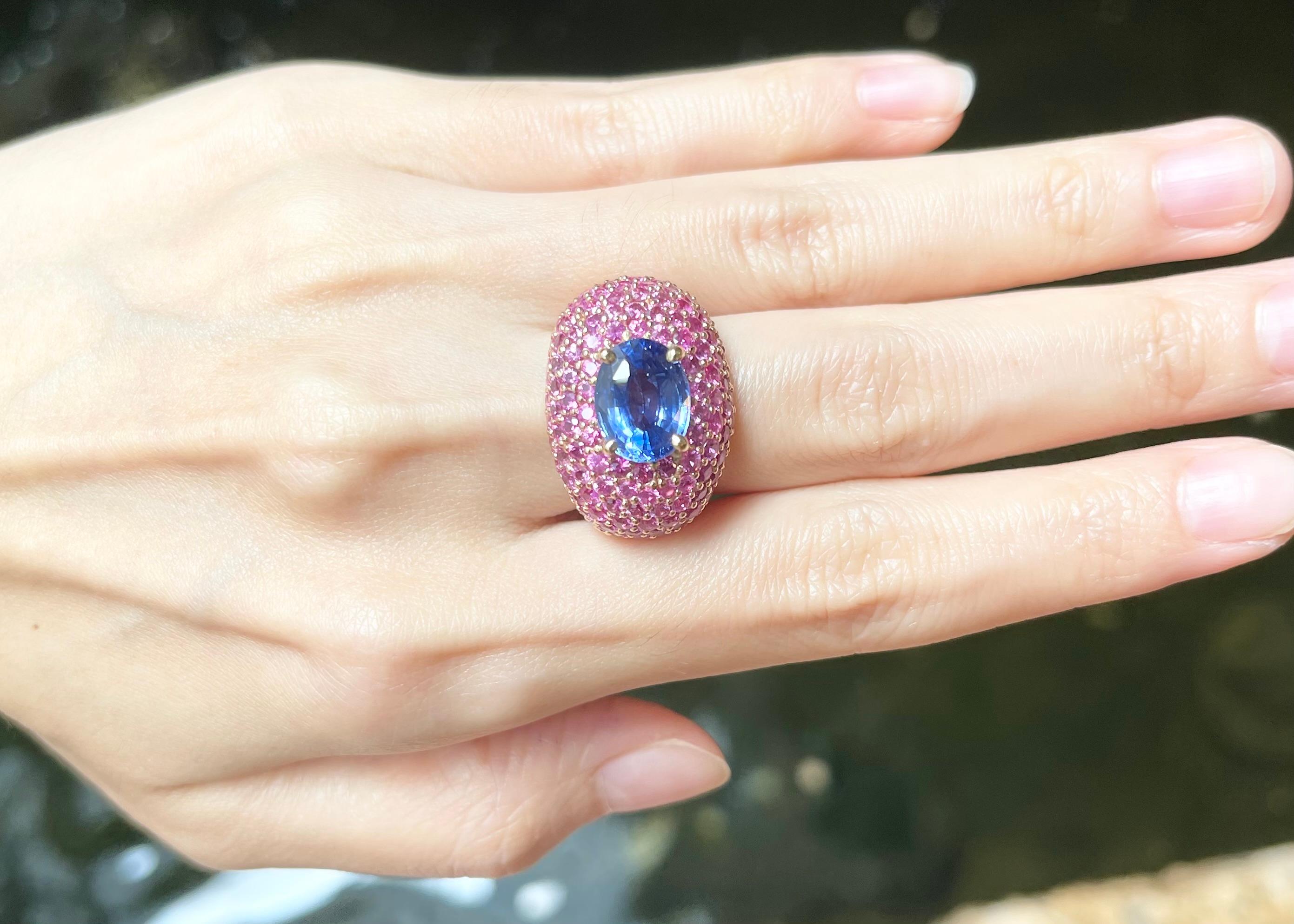 Contemporary Blue Sapphire with Pink Sapphire Ring set in 18K Rose Gold Settings For Sale