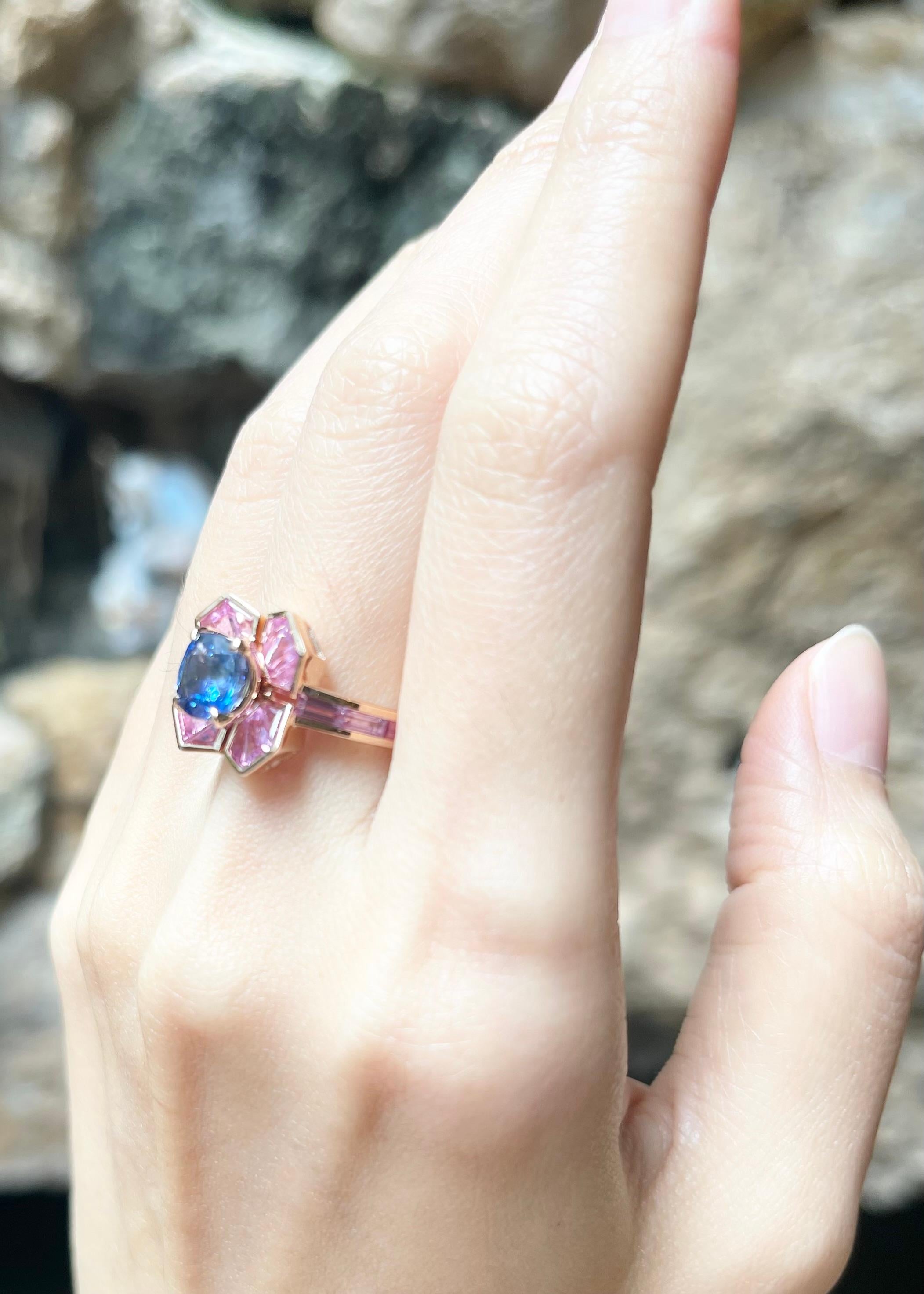 Certified Unheated Blue Sapphire with Pink Sapphire Ring set in 18K Rose Gold In New Condition For Sale In Bangkok, TH
