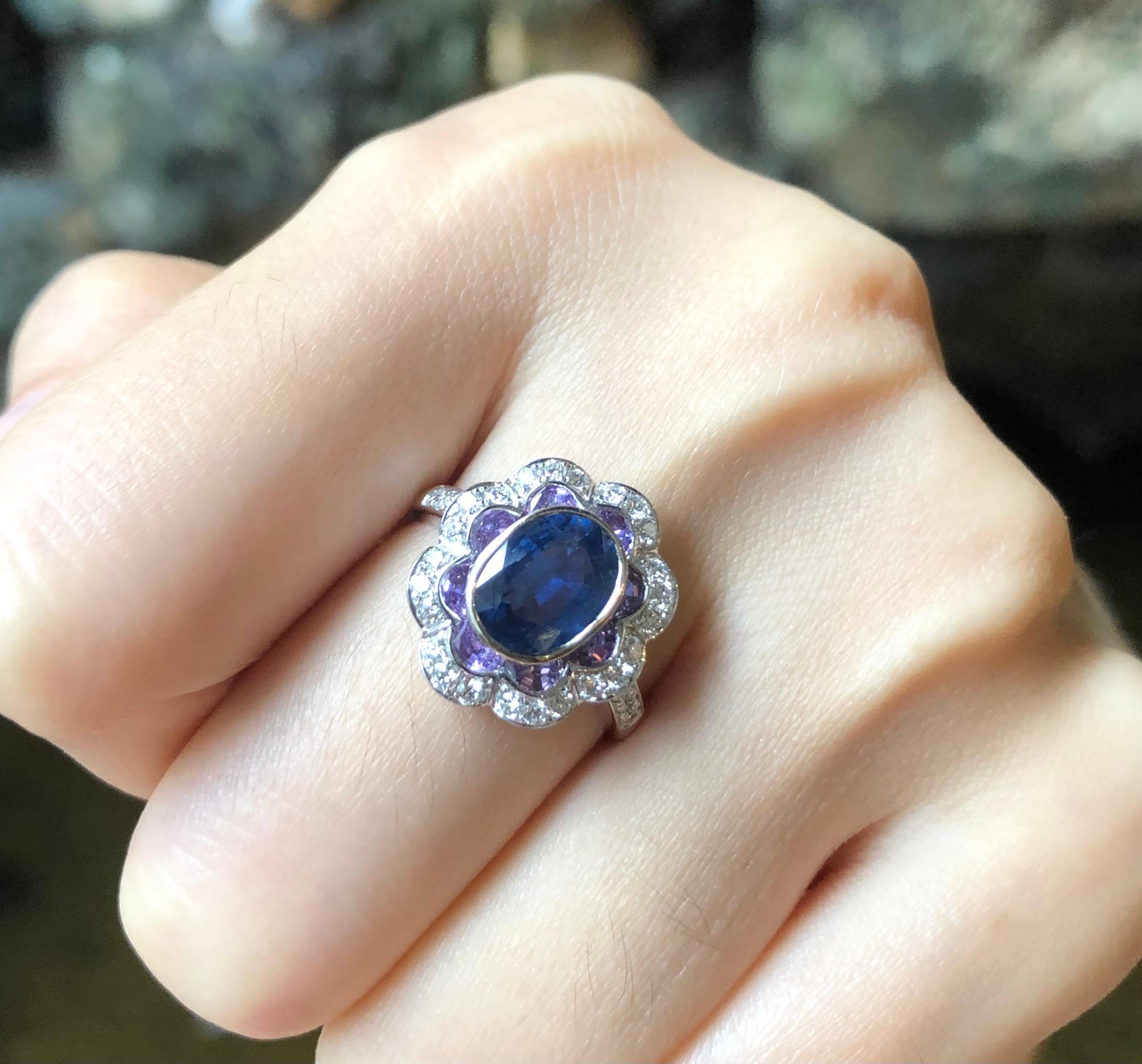 Blue Sapphire with Purple Sapphire and Diamond Ring Set in 18 Karat White Gold In New Condition For Sale In Bangkok, TH